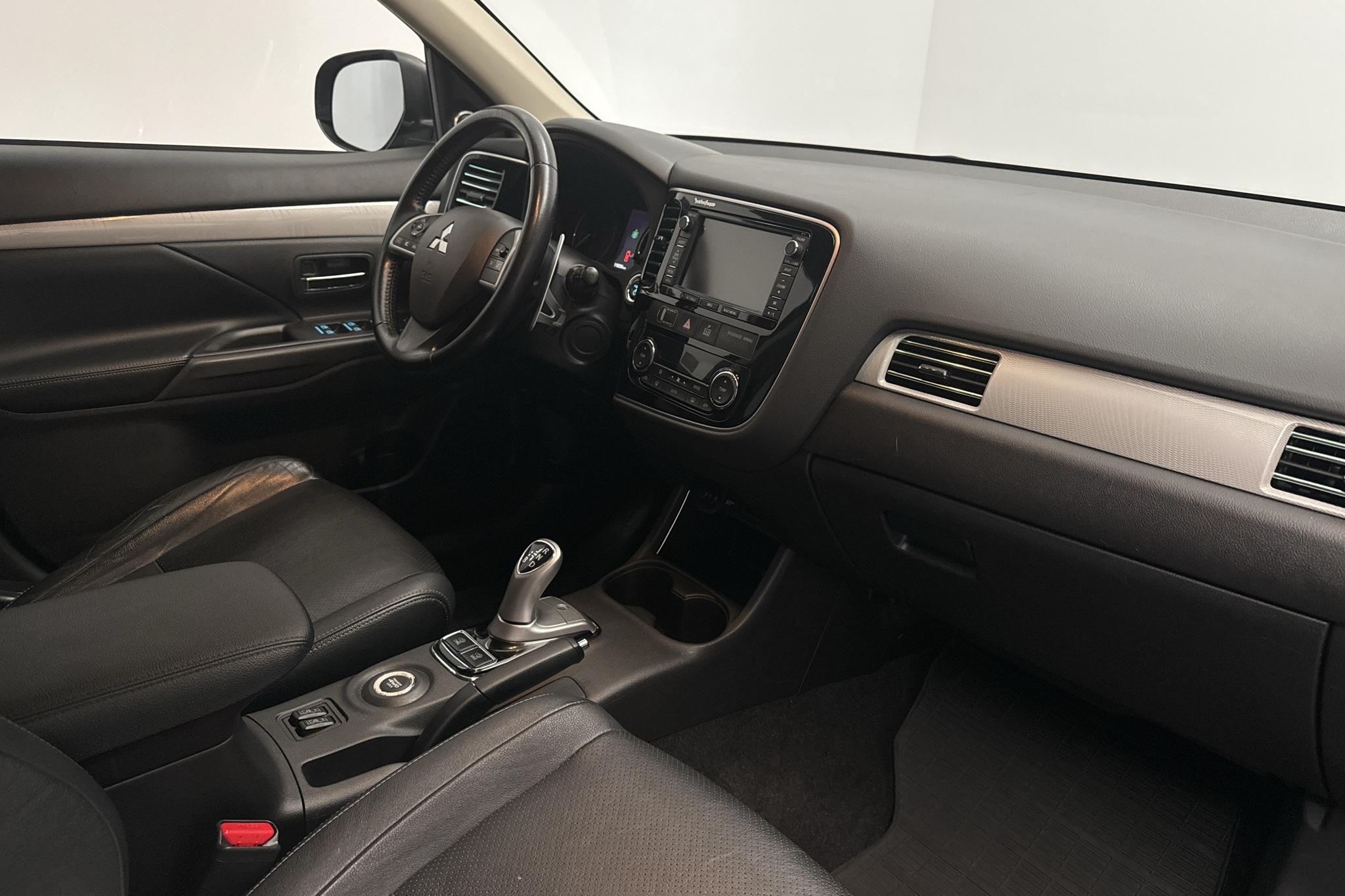 Mitsubishi Outlander 2.0 Plug-in Hybrid 4WD (121hk) - 119 250 km - Automatic - black - 2014