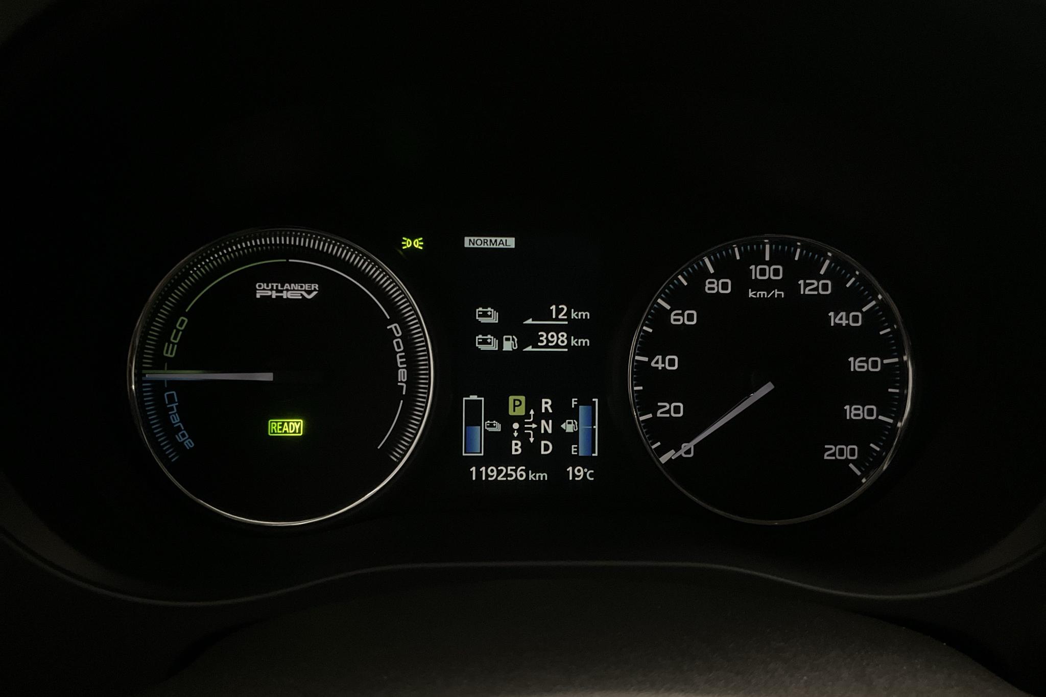 Mitsubishi Outlander 2.0 Plug-in Hybrid 4WD (121hk) - 119 250 km - Automatyczna - czarny - 2014