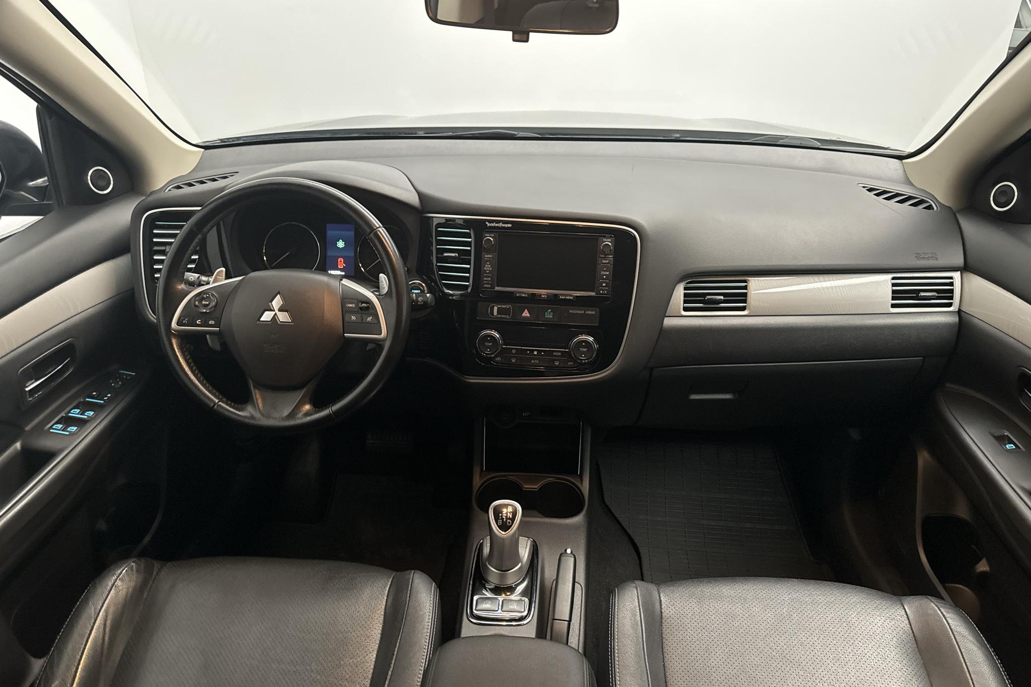 Mitsubishi Outlander 2.0 Plug-in Hybrid 4WD (121hk) - 119 250 km - Automaattinen - musta - 2014