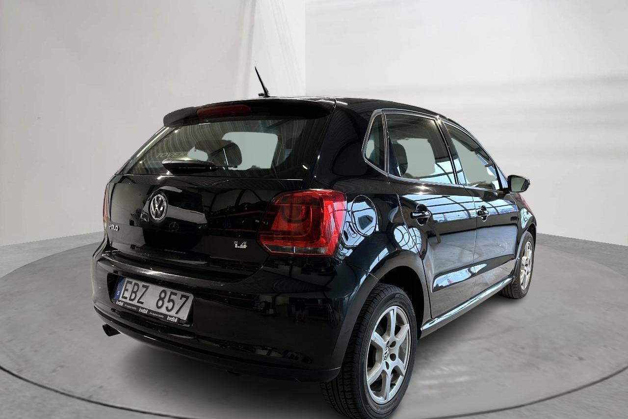 VW Polo 1.4 5dr (85hk) - 5 451 mil - Automat - svart - 2014