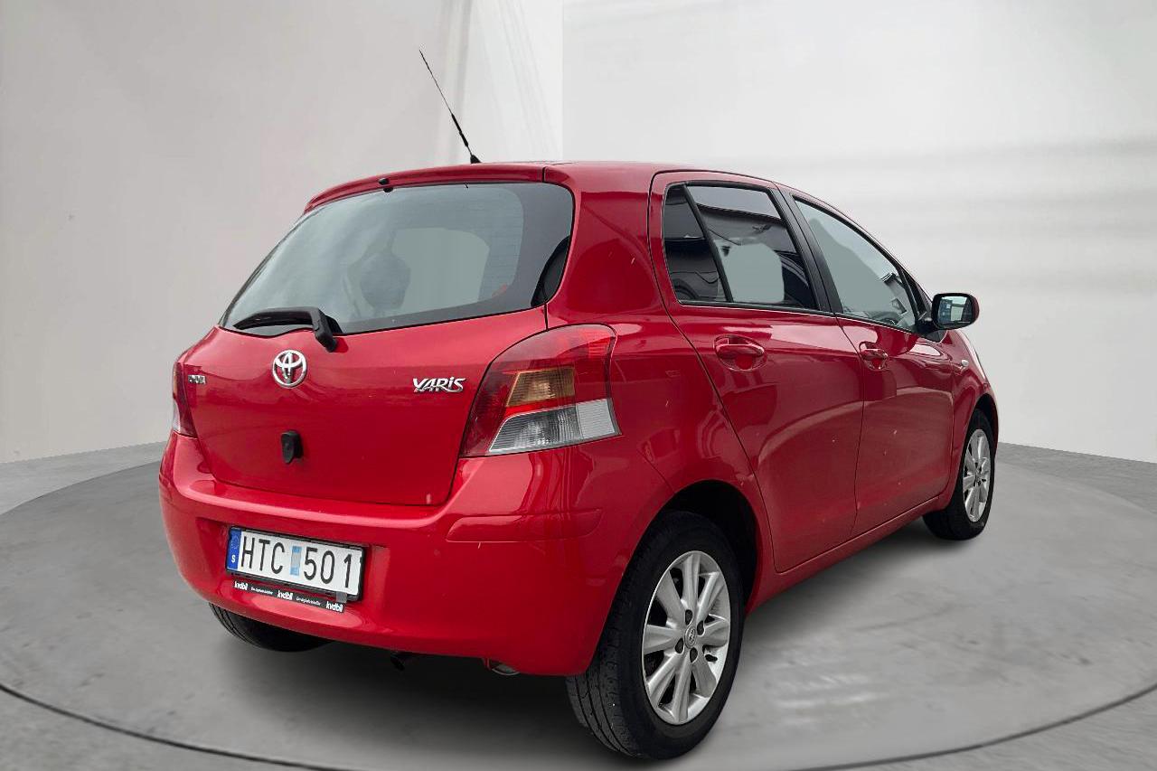 Toyota Yaris 1.33 5dr (100hk) - 68 440 km - Automatyczna - czerwony - 2009