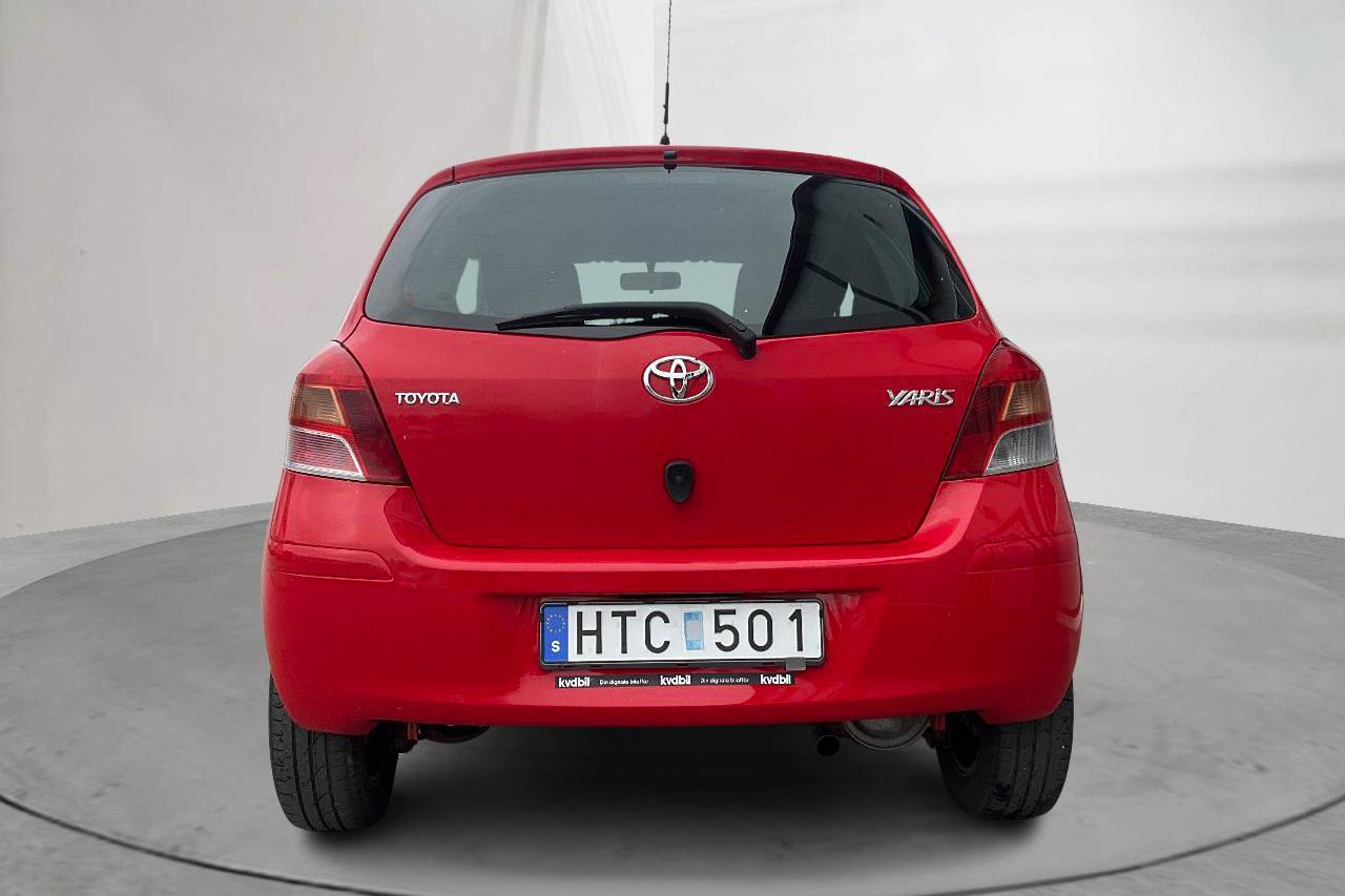 Toyota Yaris 1.33 5dr (100hk) - 68 440 km - Automatyczna - czerwony - 2009