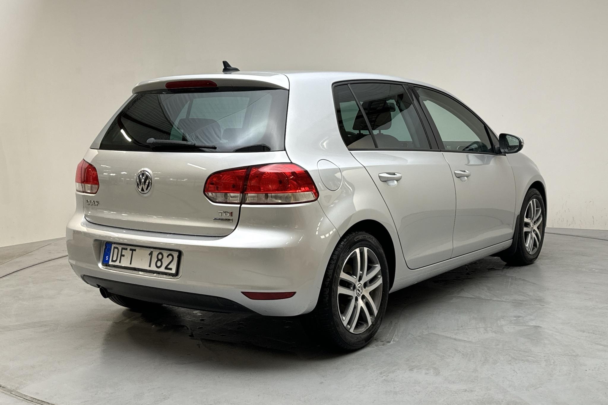 VW Golf VI 1.6 TDI BlueMotion Technology 5dr (105hk) - 68 390 km - Automatyczna - srebro - 2012