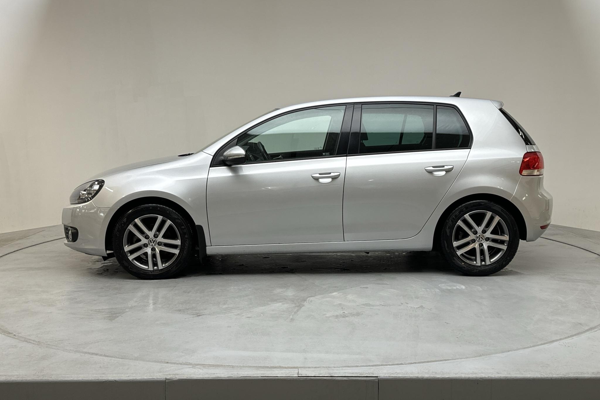 VW Golf VI 1.6 TDI BlueMotion Technology 5dr (105hk) - 68 390 km - Automatic - silver - 2012