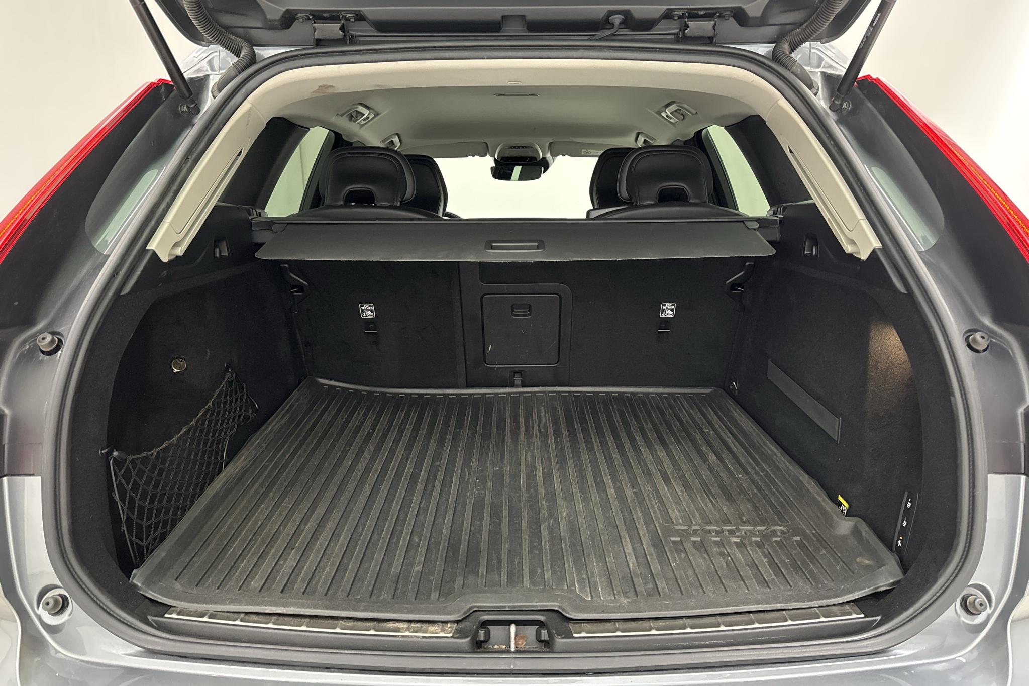 Volvo XC60 D4 2WD (190hk) - 16 473 mil - Automat - grå - 2019