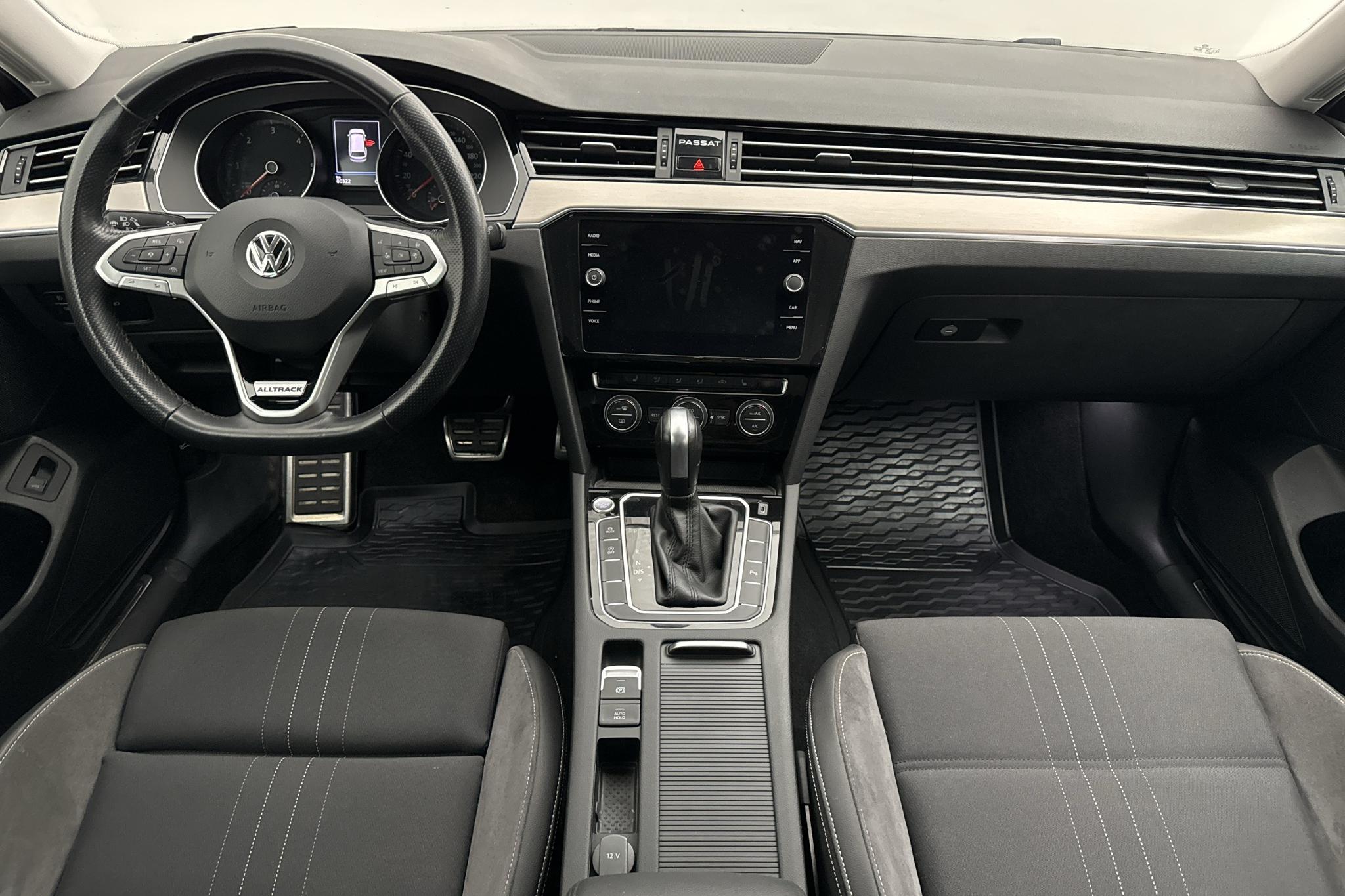 VW Passat 2.0 TDI Sportscombi 4MOTION (190hk) - 8 033 mil - Automat - svart - 2020