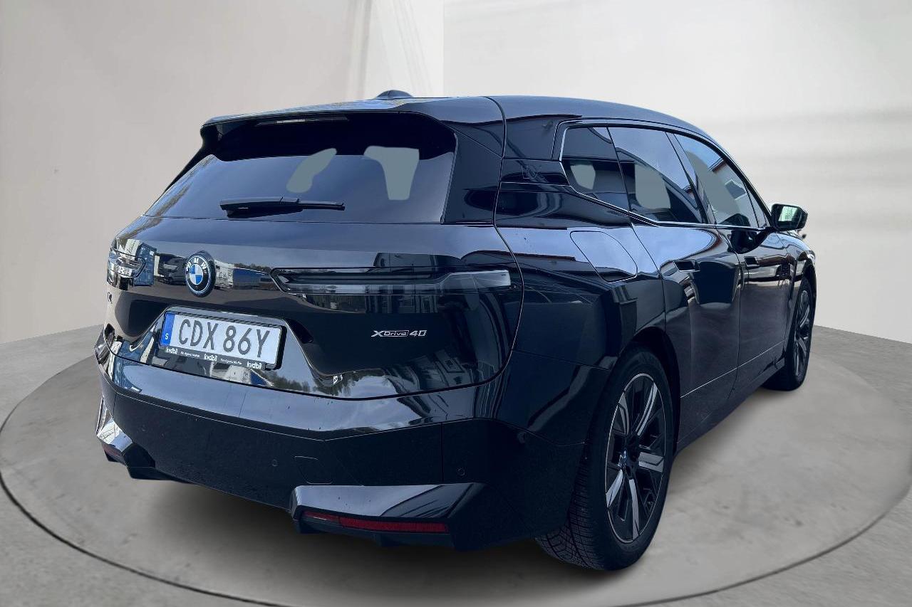 BMW iX xDrive40, i20 (310hk) - 23 380 km - Automaatne - must - 2023