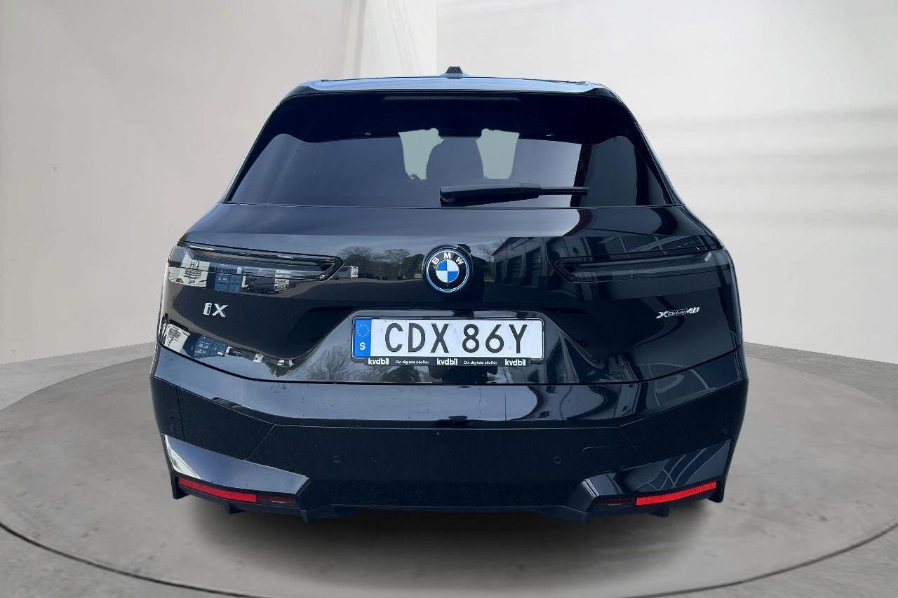 BMW iX xDrive40, i20 (310hk) - 23 380 km - Automaatne - must - 2023