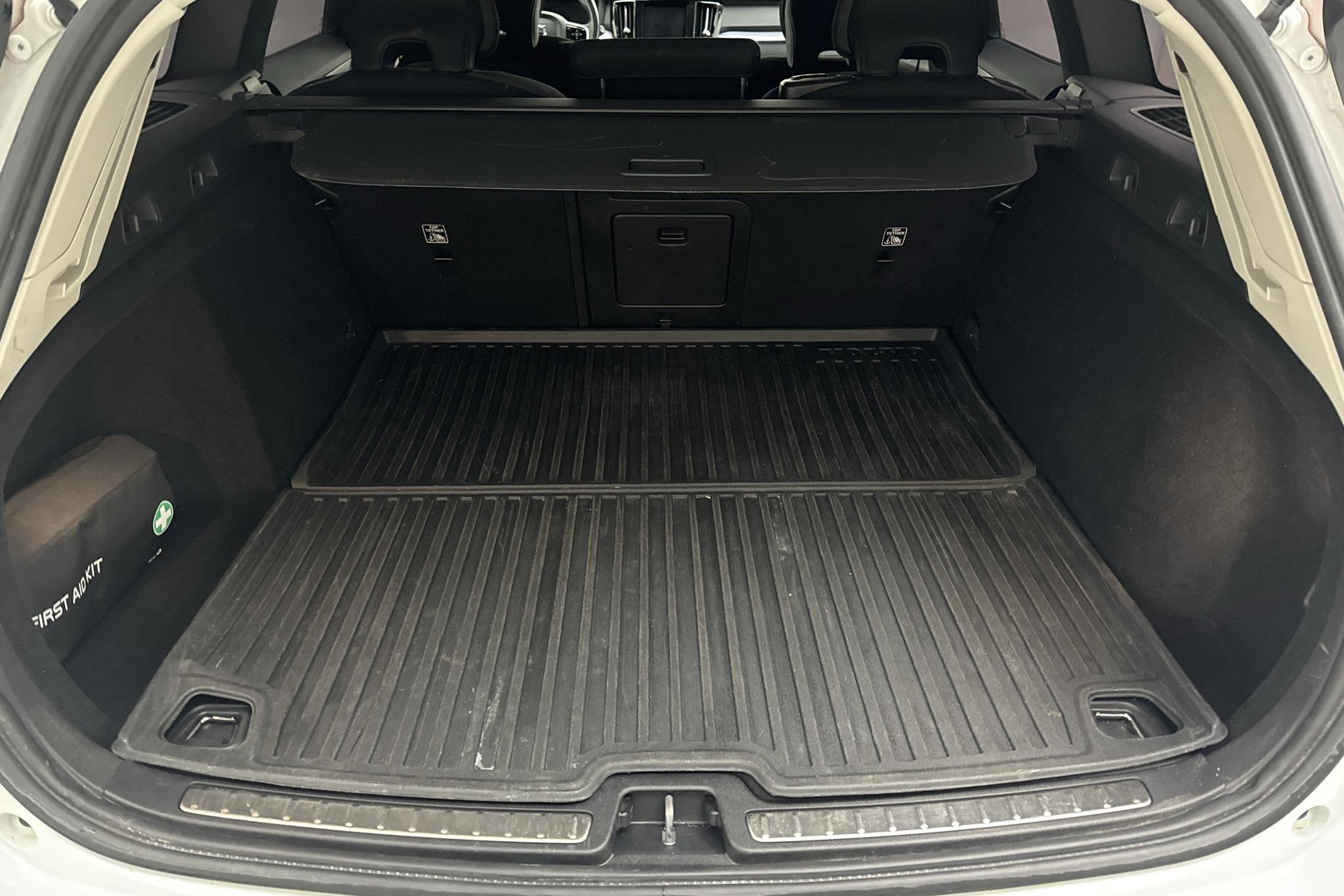 Volvo V60 T6 AWD Twin Engine (340hk) - 11 445 mil - Automat - vit - 2020