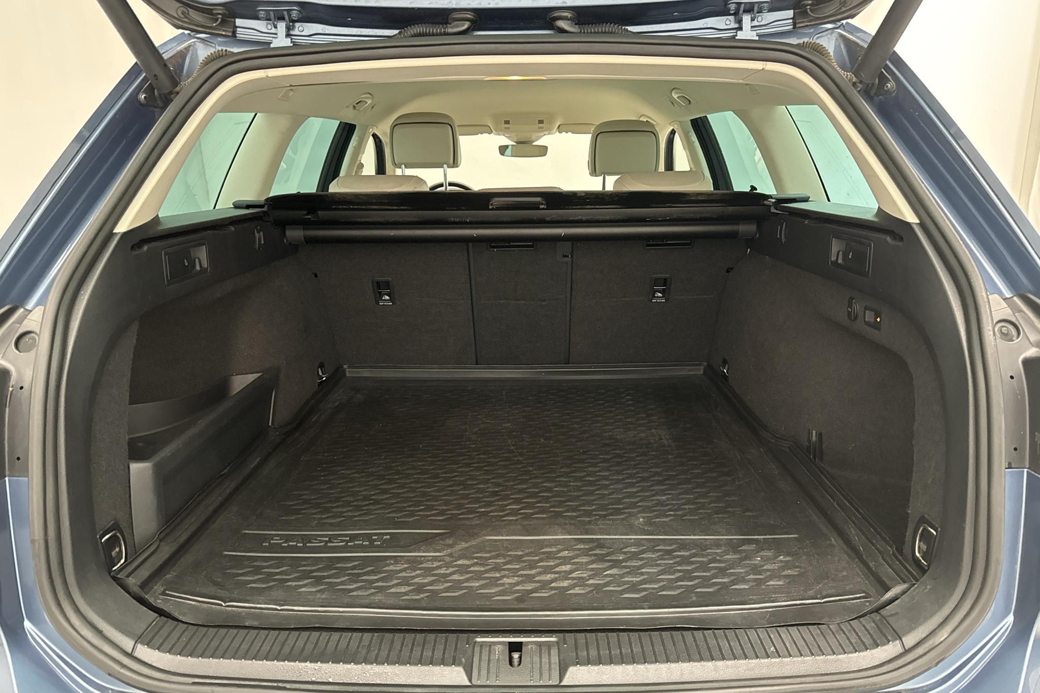 VW Passat 2.0 TDI BiTurbo Sportscombi 4MOTION (240hk) - 15 434 mil - Automat - blå - 2015
