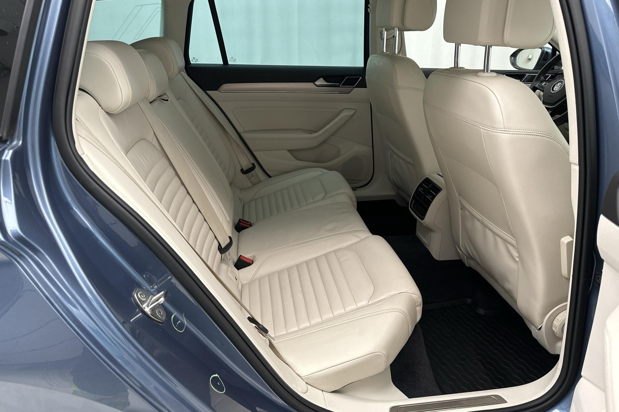 VW Passat 2.0 TDI BiTurbo Sportscombi 4MOTION (240hk) - 154 340 km - Automatyczna - niebieski - 2015