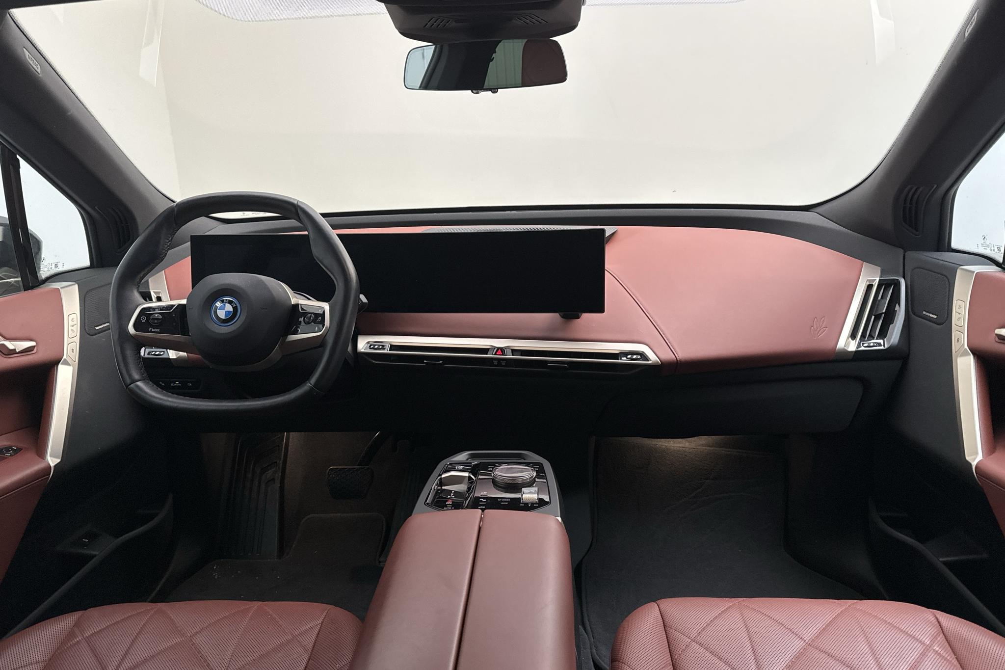 BMW iX xDrive50, i20 (520hk) - 5 435 mil - Automat - grå - 2022