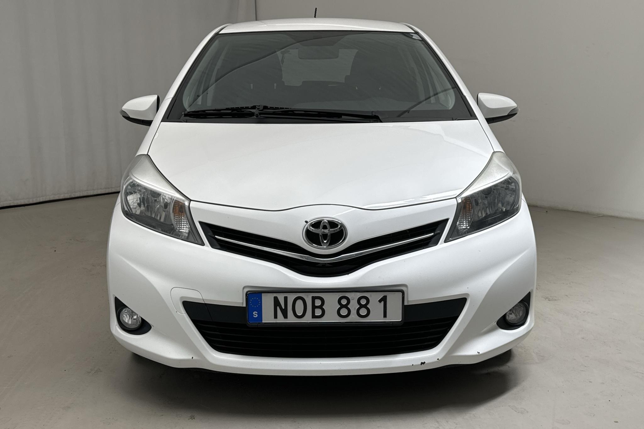 Toyota Yaris 1.33 5dr (100hk) - 11 000 mil - Automat - vit - 2014