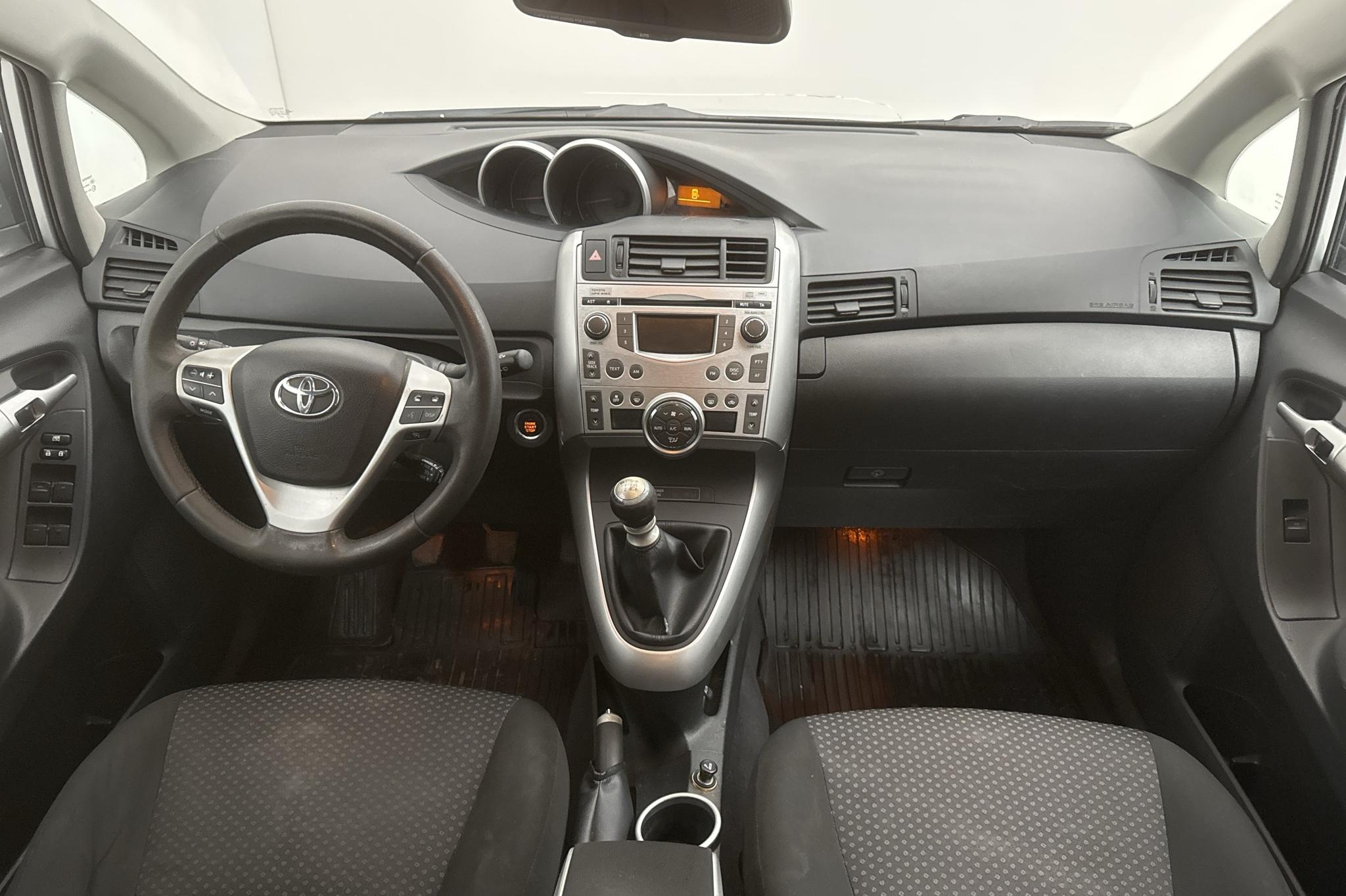 Toyota Verso 1.8 (147hk) - 23 209 mil - Manuell - silver - 2010
