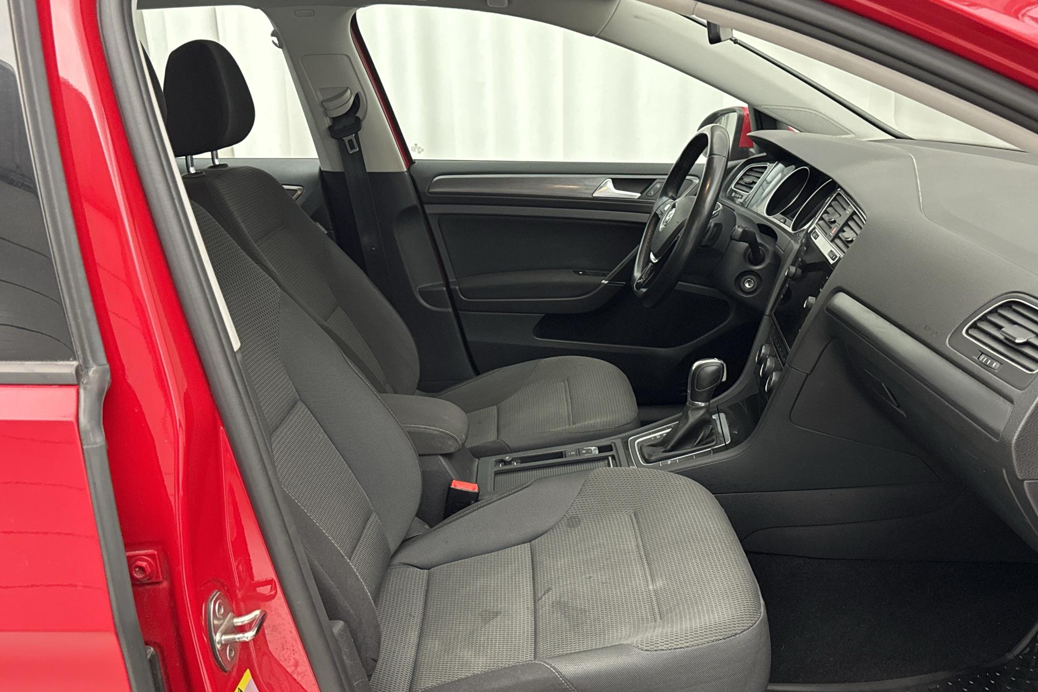 VW Golf VII 1.0 TSI Sportscombi (110hk) - 102 970 km - Automatyczna - czerwony - 2018