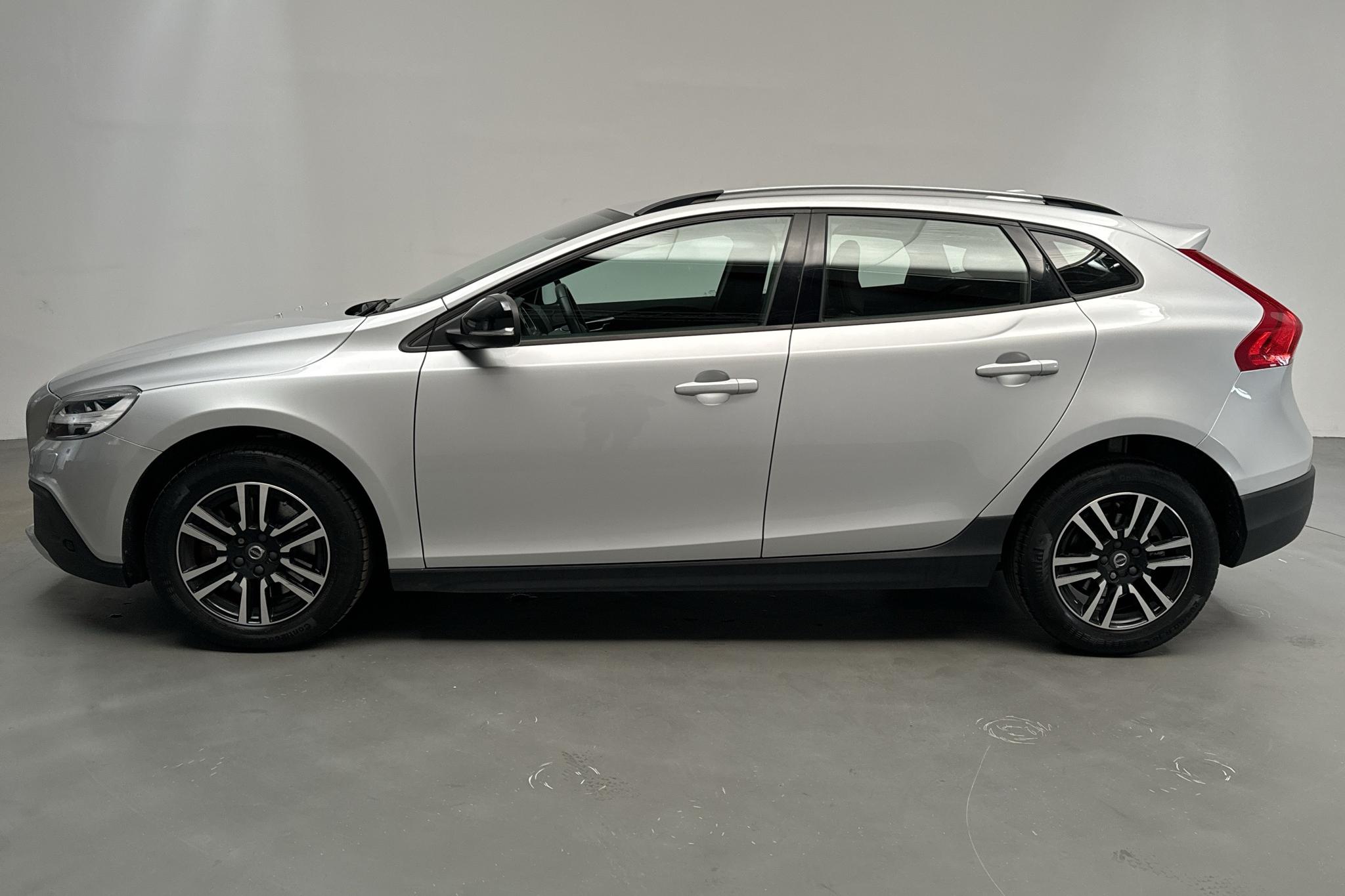Volvo V40 Cross Country T3 (152hk) - 4 832 mil - Automat - silver - 2018