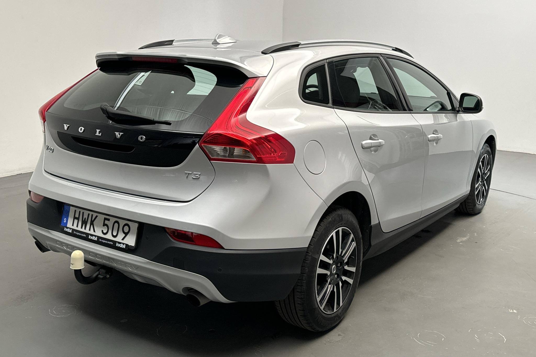 Volvo V40 Cross Country T3 (152hk) - 4 832 mil - Automat - silver - 2018