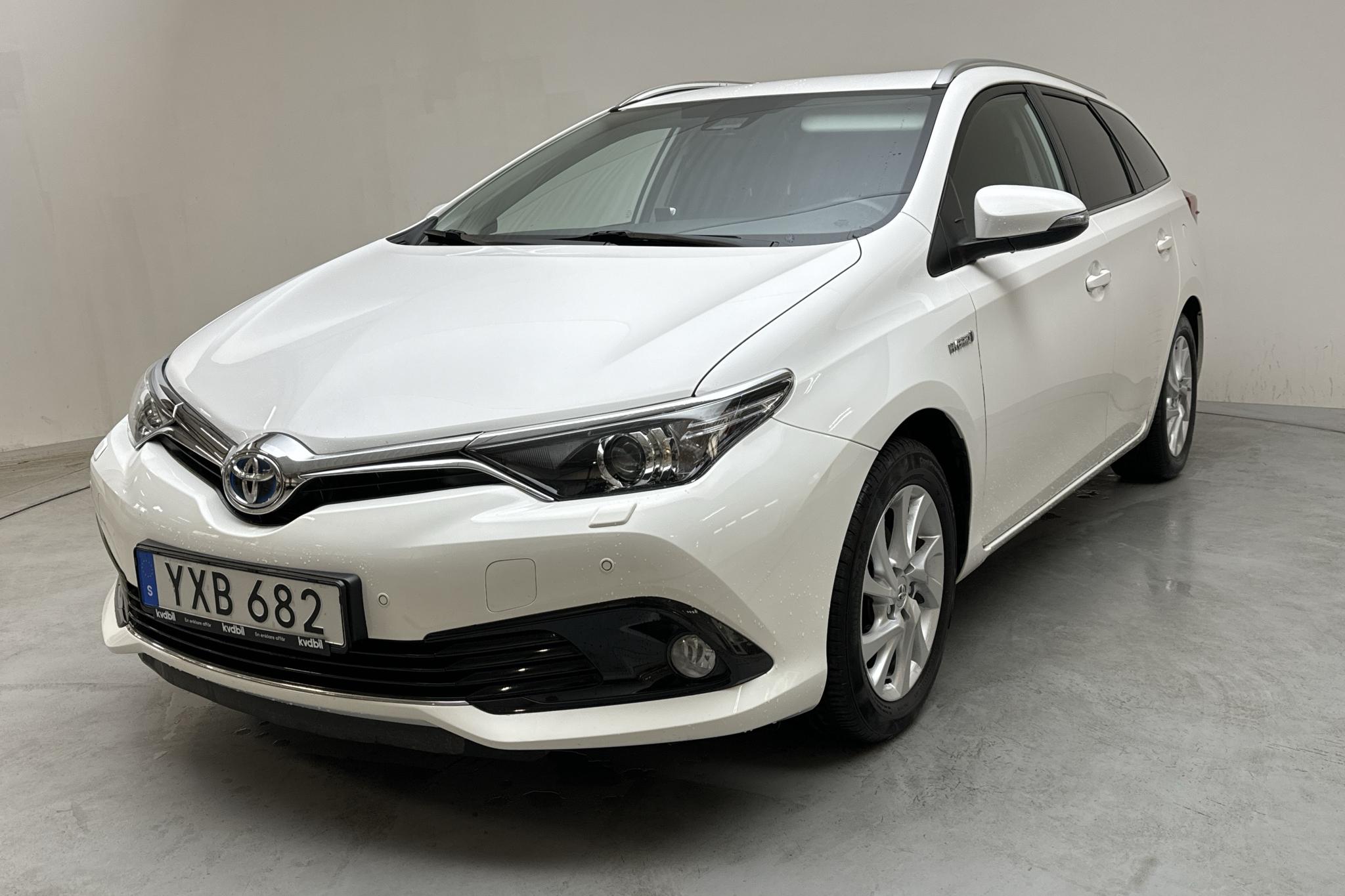 Toyota Auris 1.8 HSD Touring Sports (99hk) - 30 230 km - Automaattinen - valkoinen - 2019