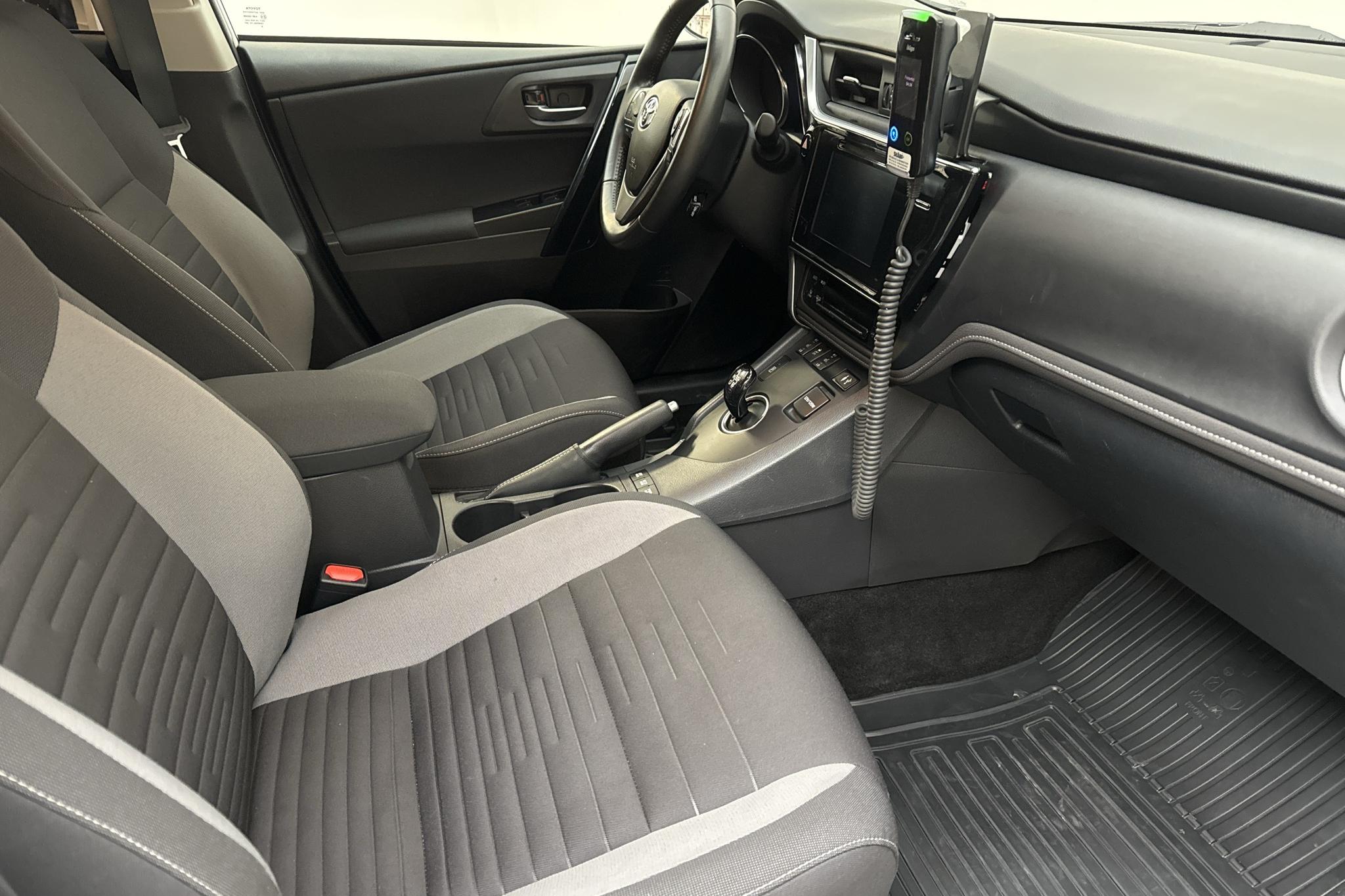 Toyota Auris 1.8 HSD Touring Sports (99hk) - 3 023 mil - Automat - vit - 2019