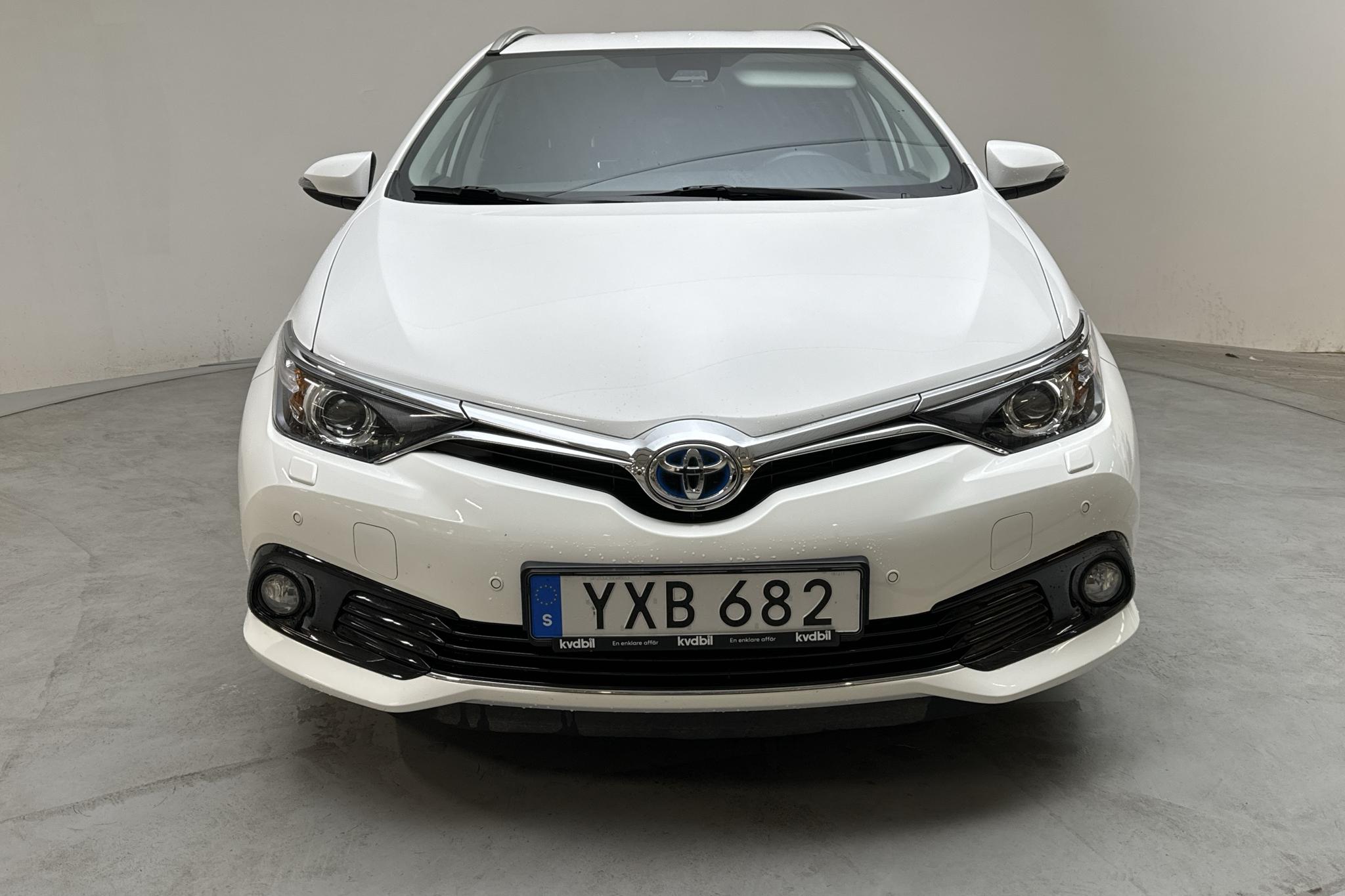 Toyota Auris 1.8 HSD Touring Sports (99hk) - 30 230 km - Automatic - white - 2019