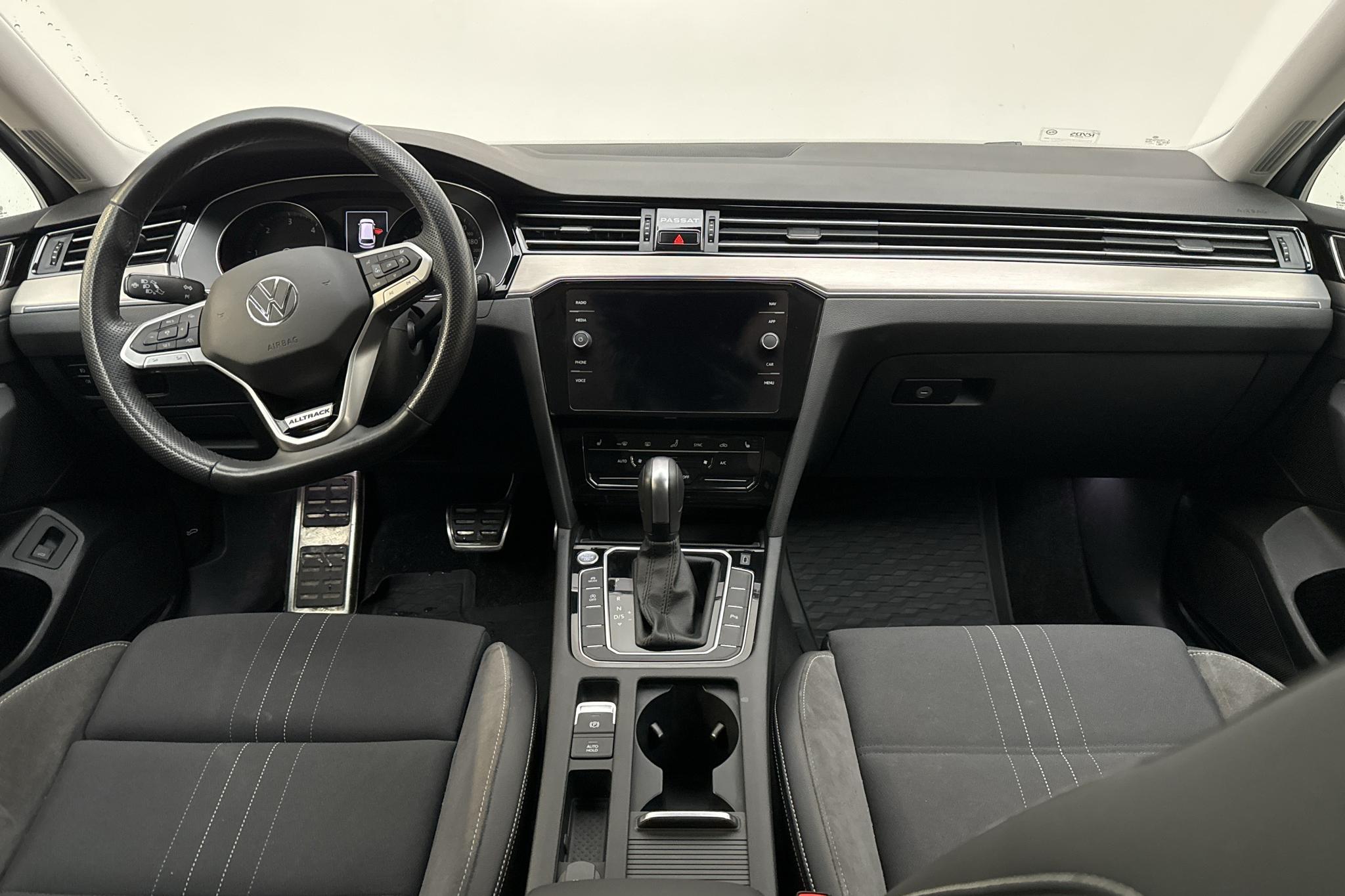 VW Passat Alltrack 2.0 TDI Sportscombi 4MOTION (190hk) - 10 029 mil - Automat - silver - 2021