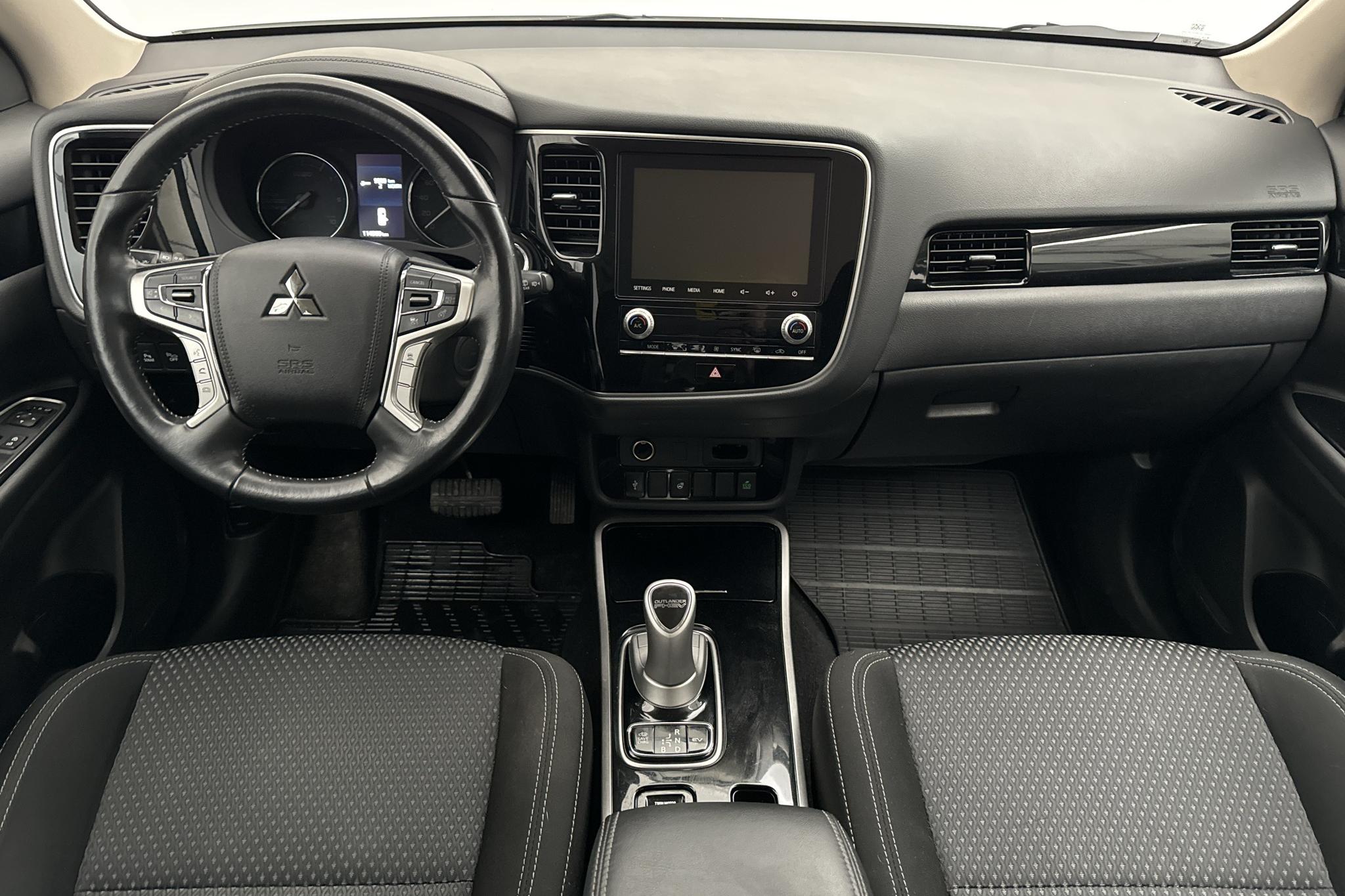 Mitsubishi Outlander 2.4 Plug-in Hybrid 4WD (136hk) - 114 960 km - Automatyczna - biały - 2020