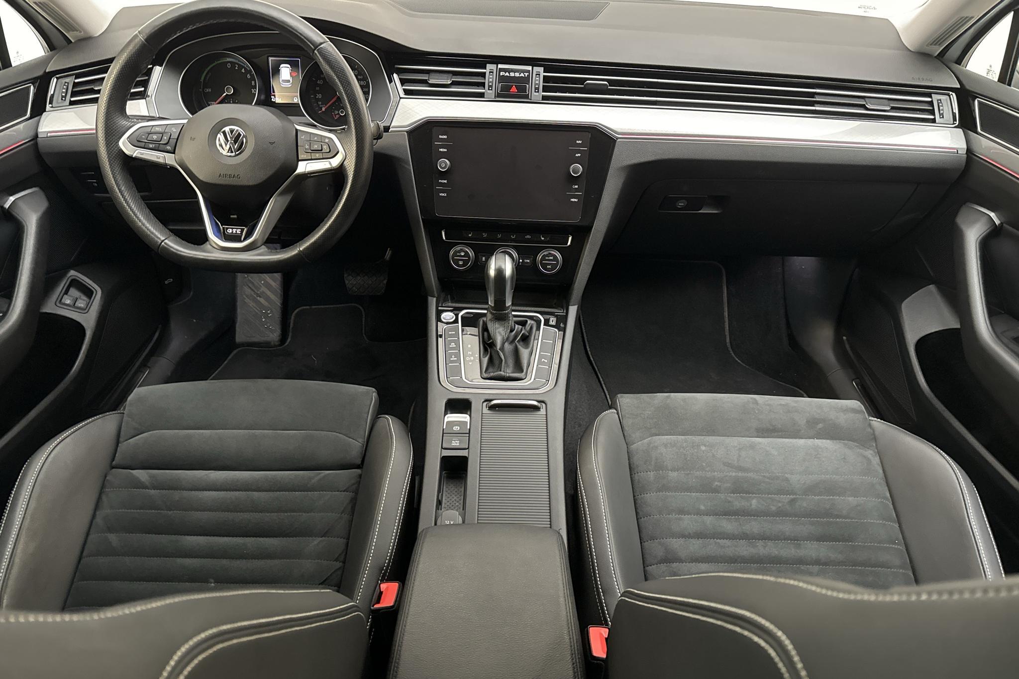 VW Passat 1.4 GTE Sportscombi (218hk) - 4 214 mil - Automat - vit - 2020