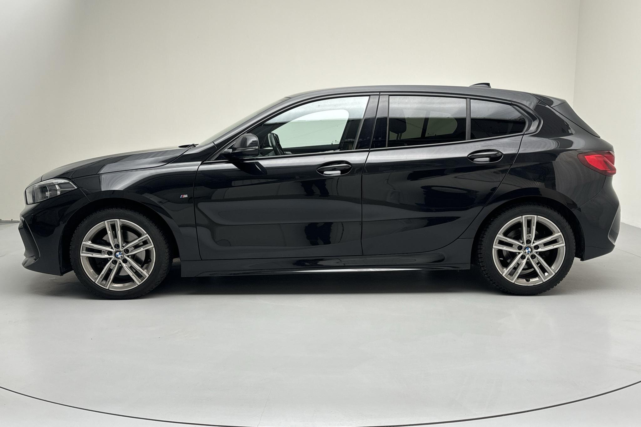 BMW 118i 5dr, F40 (140hk) - 66 320 km - Automaattinen - musta - 2020