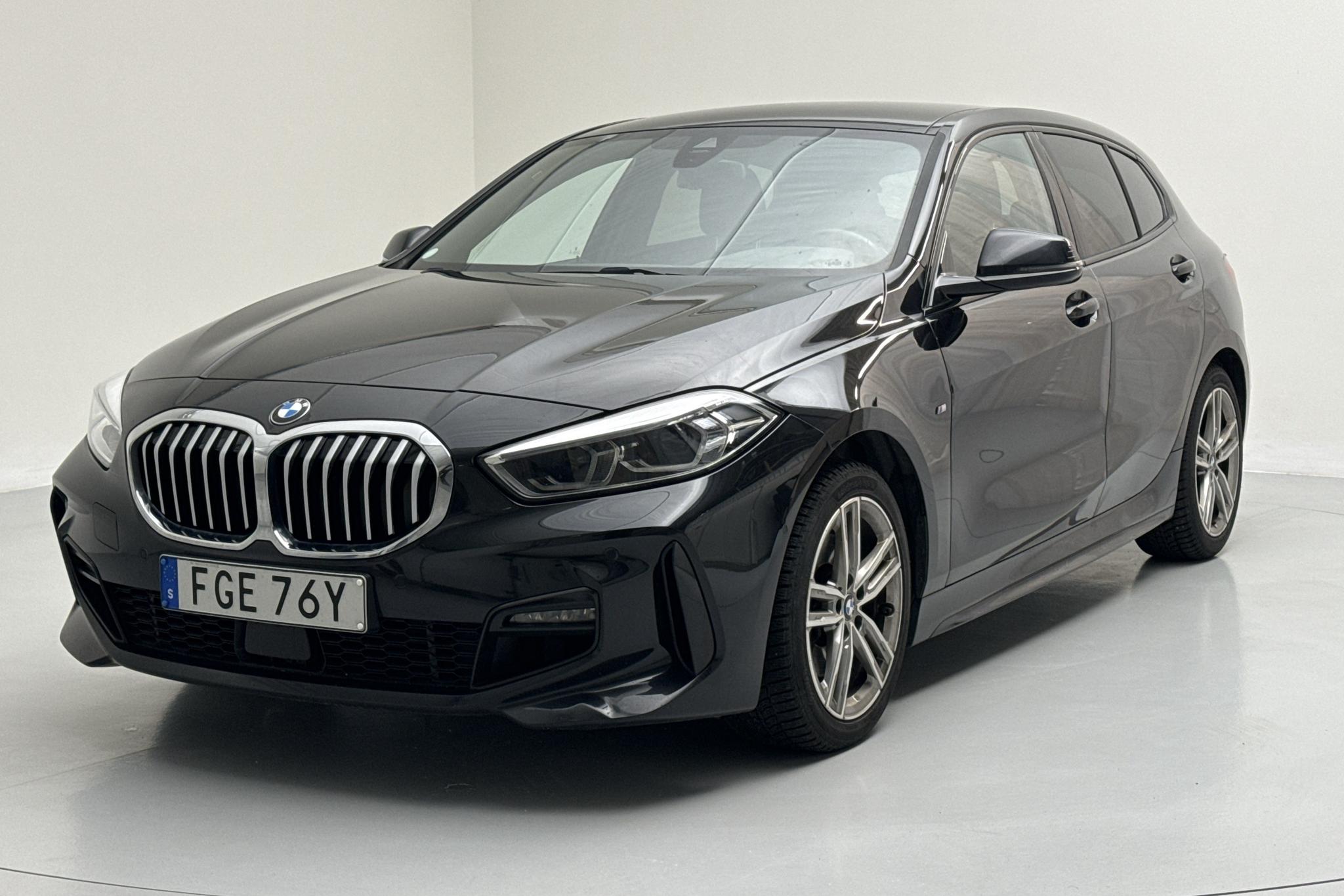 BMW 118i 5dr, F40 (140hk) - 66 320 km - Automatyczna - czarny - 2020