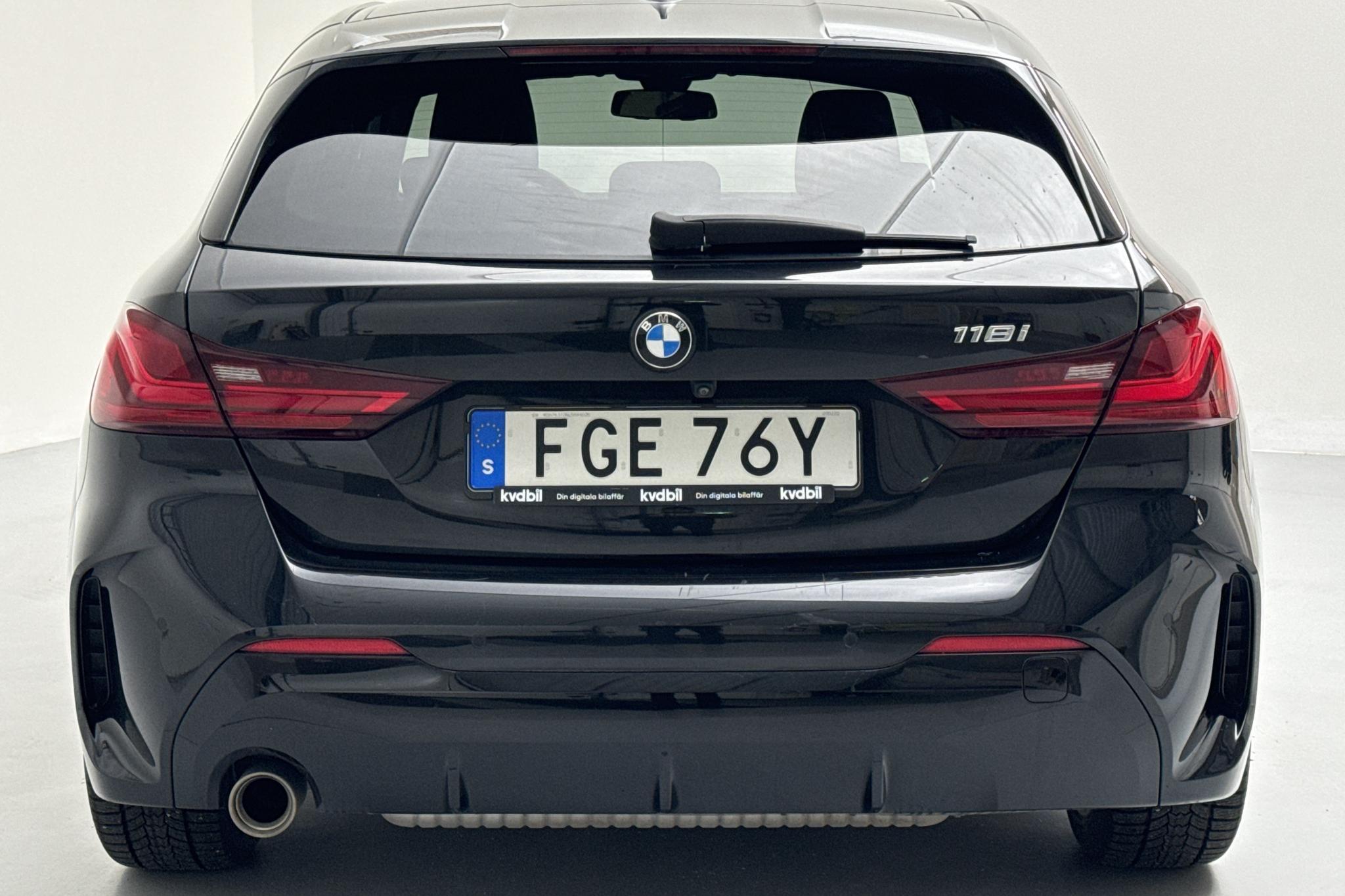 BMW 118i 5dr, F40 (140hk) - 66 320 km - Automatyczna - czarny - 2020