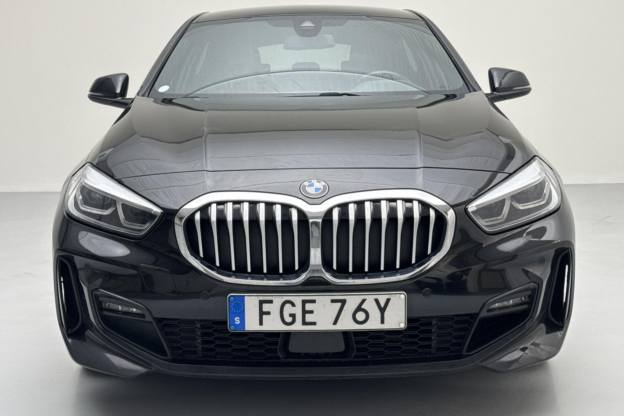 BMW 118i 5dr, F40 (140hk) - 6 632 mil - Automat - svart - 2020