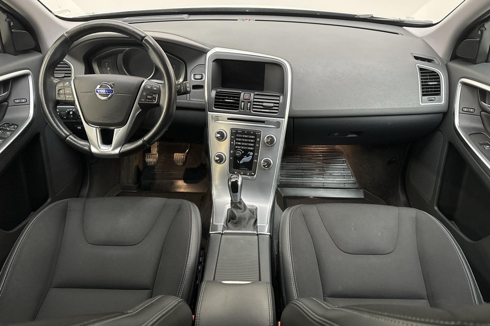 Volvo XC60 D3 2WD (150hk) - 255 830 km - Manuaalinen - valkoinen - 2017