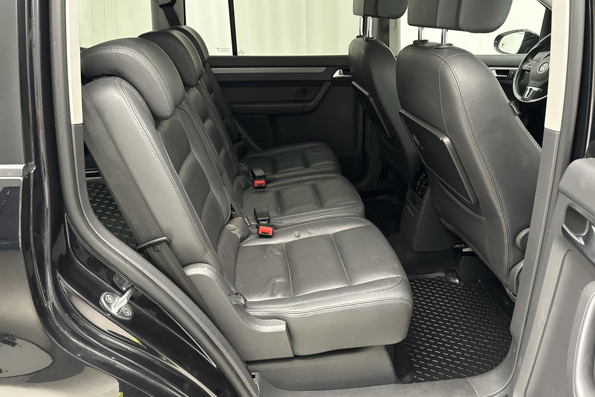 VW Touran 1.4 TGI EcoFuel (150hk) - 14 939 mil - Manuell - svart - 2014