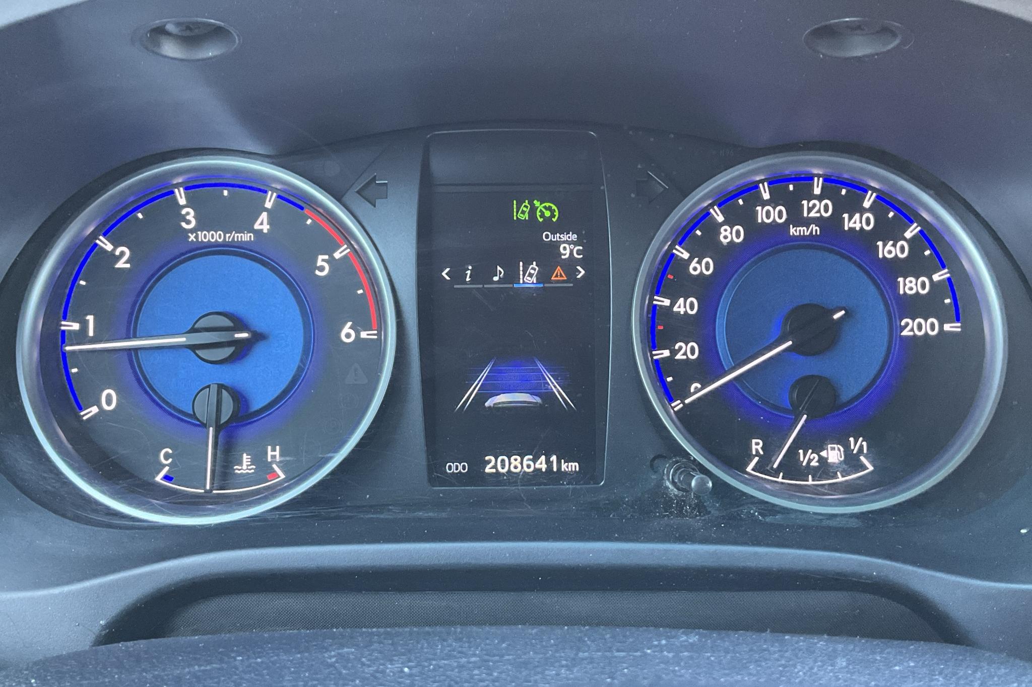 Toyota Hilux 2.4 D 4WD (150hk) - 208 640 km - Manual - white - 2018