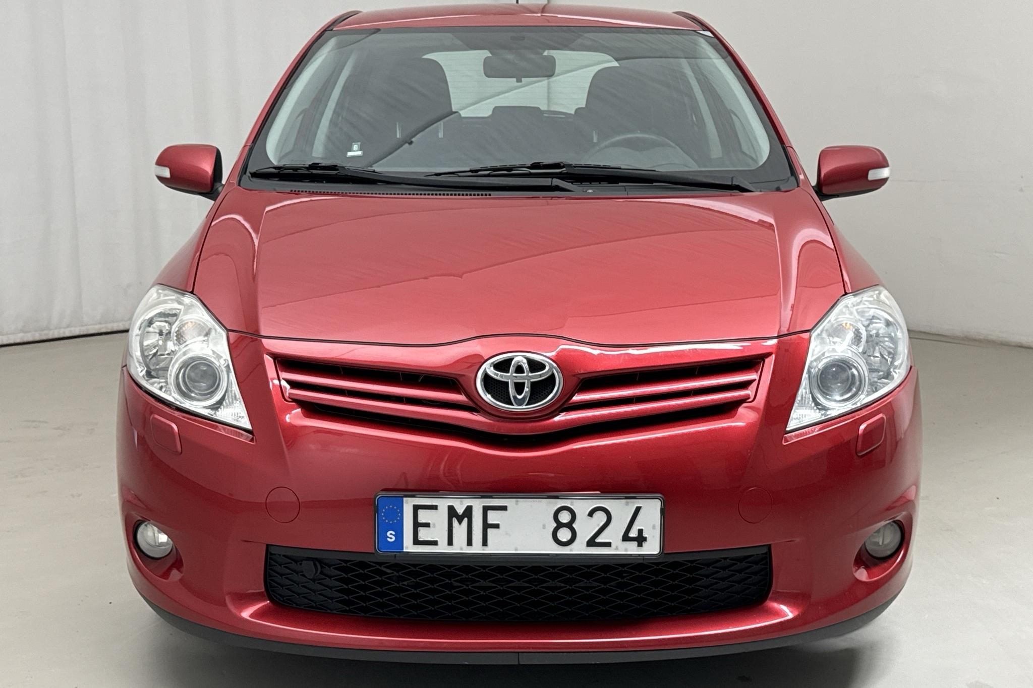 Toyota Auris 1.4 D-4D 5dr (90hk) - 176 970 km - Manual - Dark Red - 2012