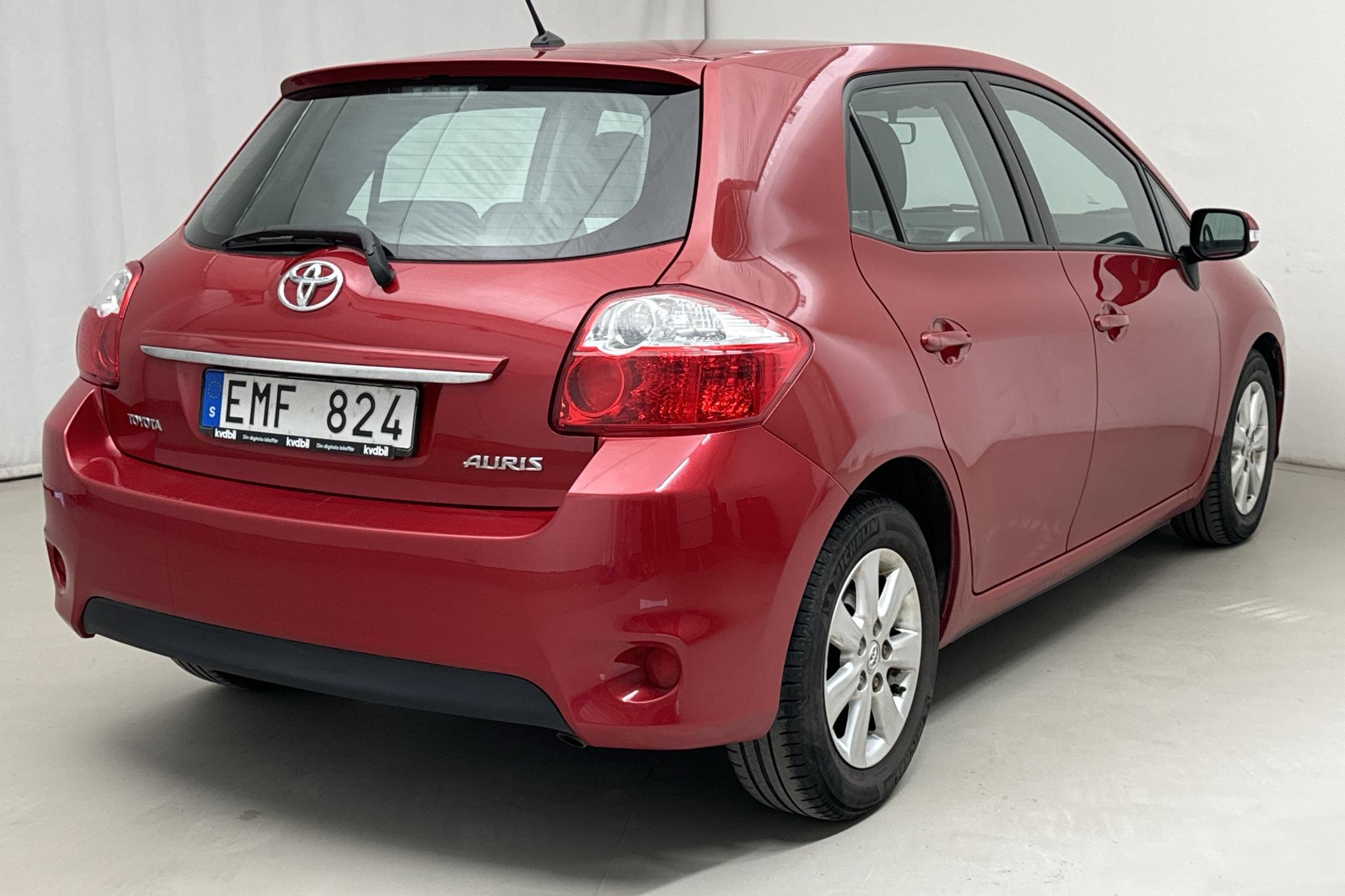 Toyota Auris 1.4 D-4D 5dr (90hk) - 176 970 km - Manualna - Dark Red - 2012