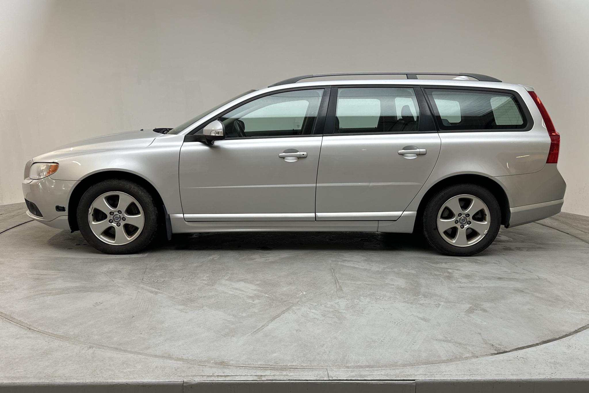 Volvo V70 II 2.4D (163hk) - 315 930 km - Manual - Light Grey - 2009