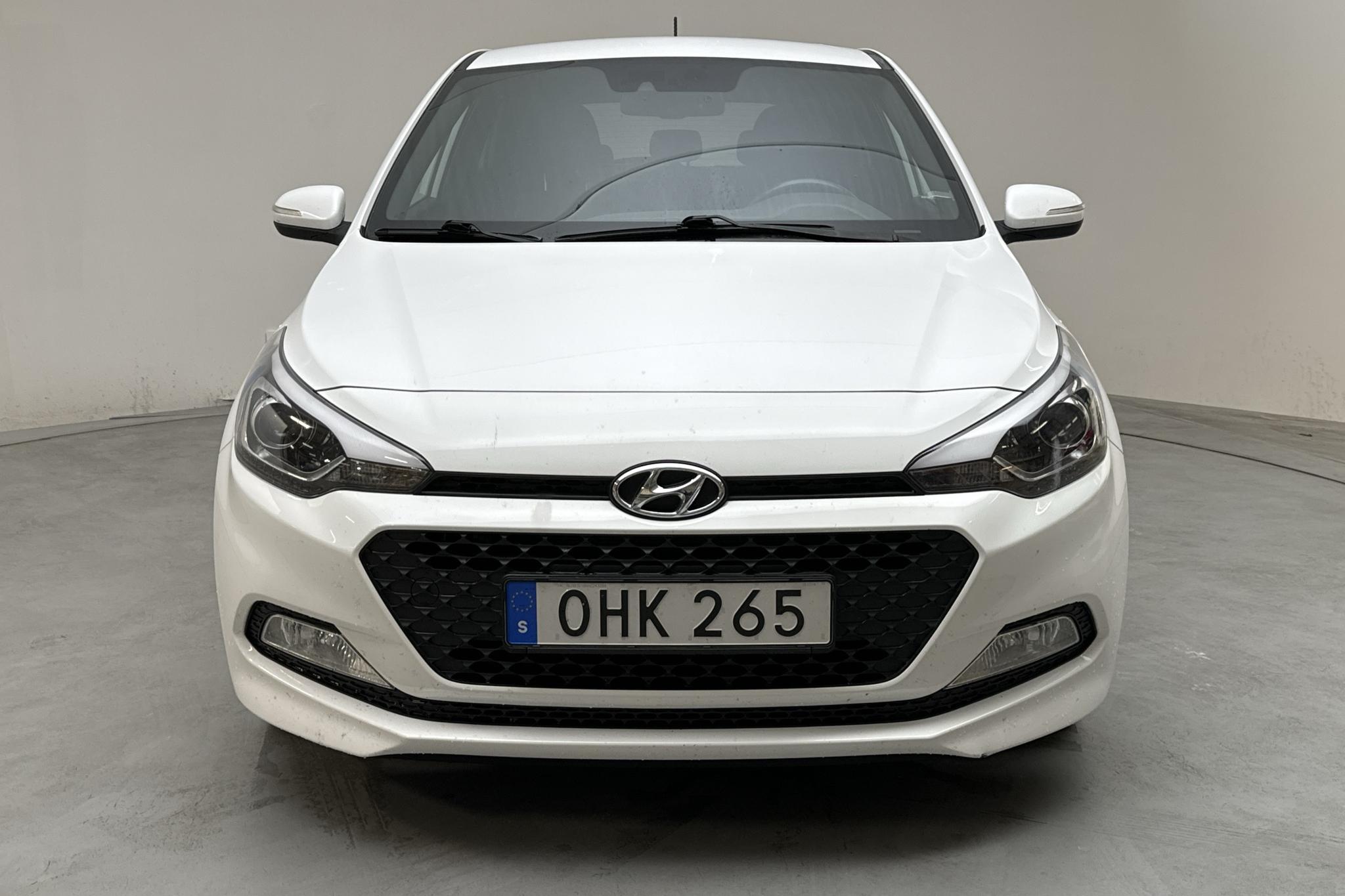 Hyundai i20 1.2 (84hk) - 74 390 km - Manualna - biały - 2017