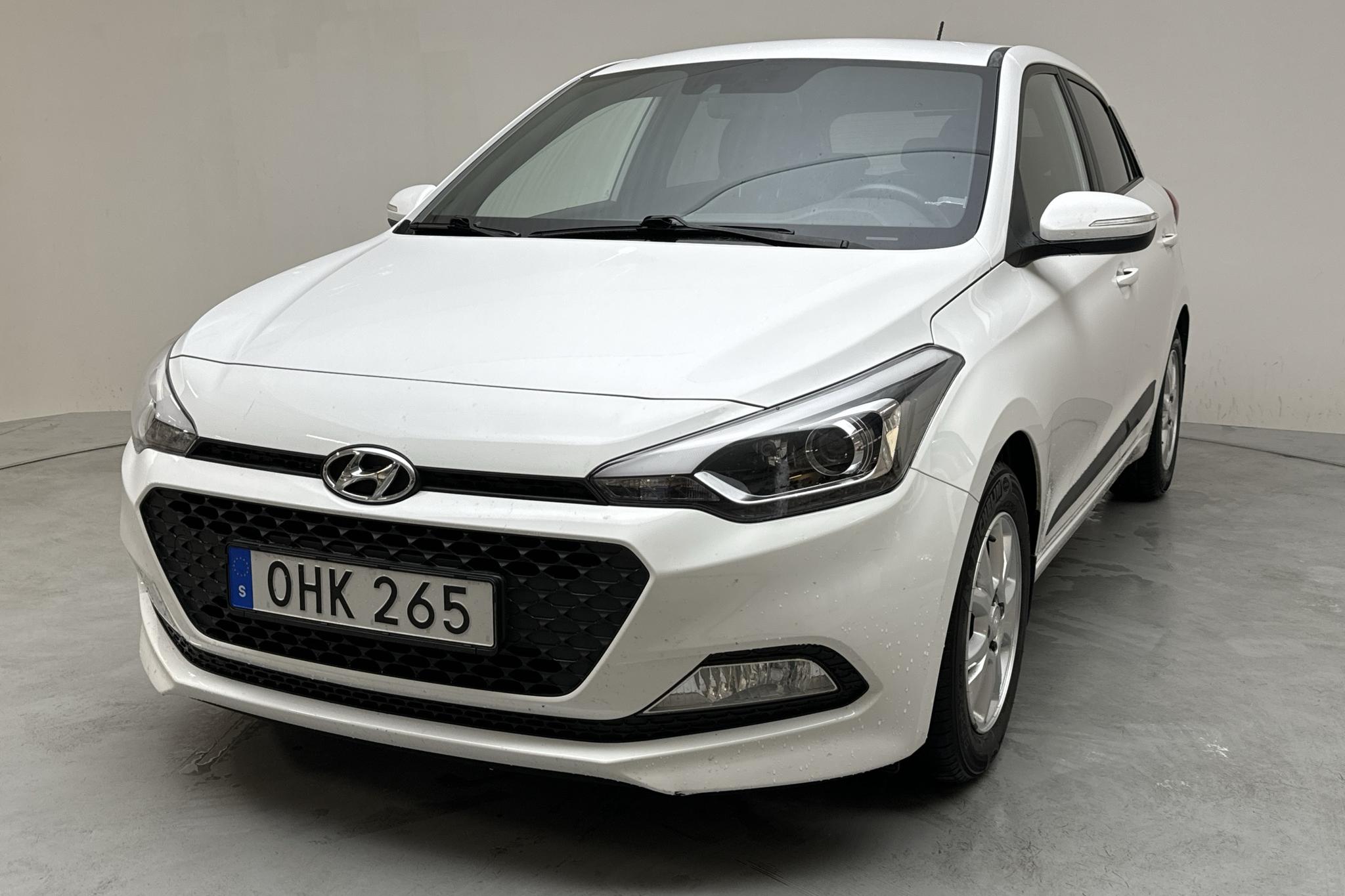 Hyundai i20 1.2 (84hk) - 74 390 km - Käsitsi - valge - 2017