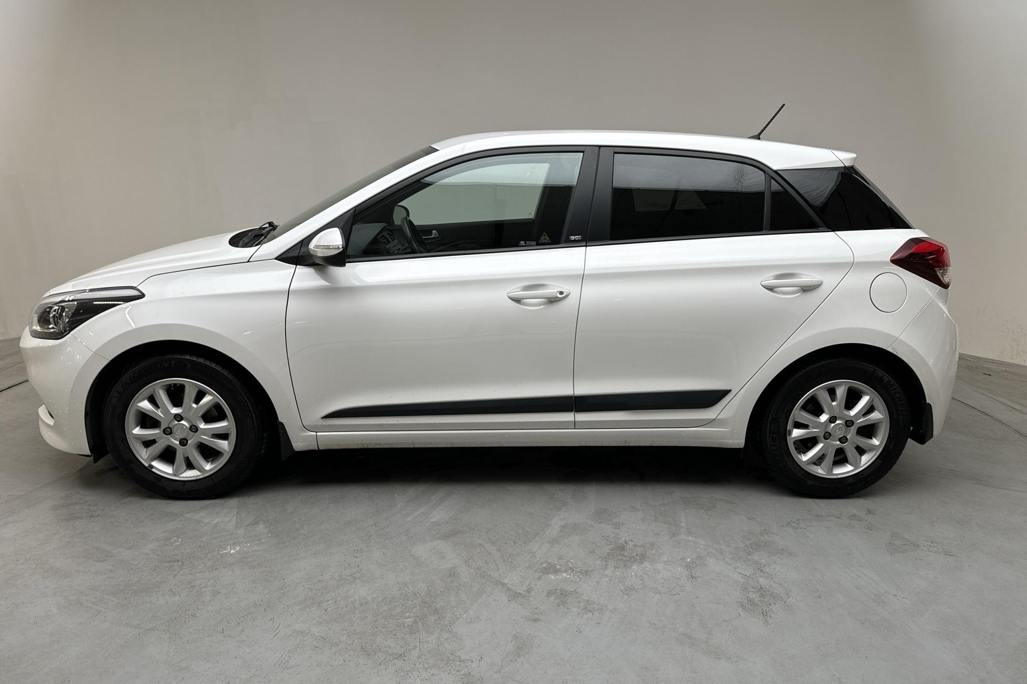 Hyundai i20 1.2 (84hk) - 7 439 mil - Manuell - vit - 2017