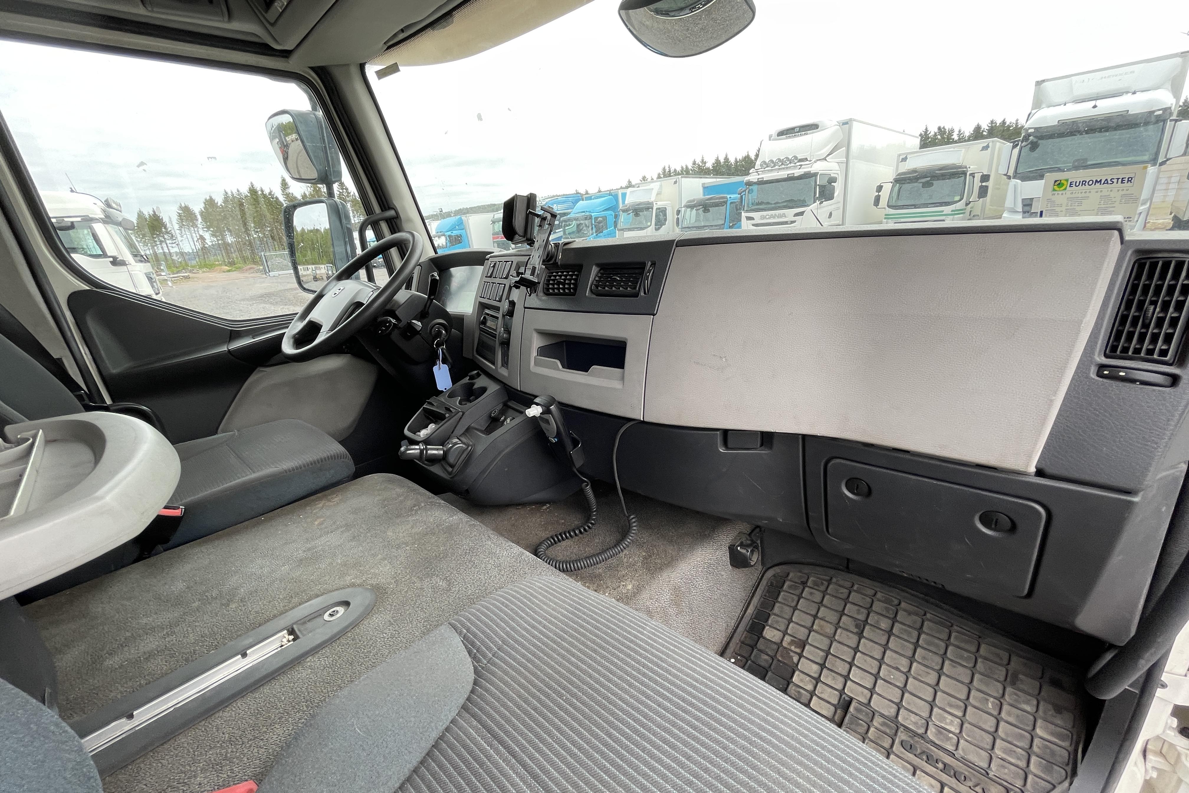Volvo FL240 - 163 592 km - Automat - vit - 2012