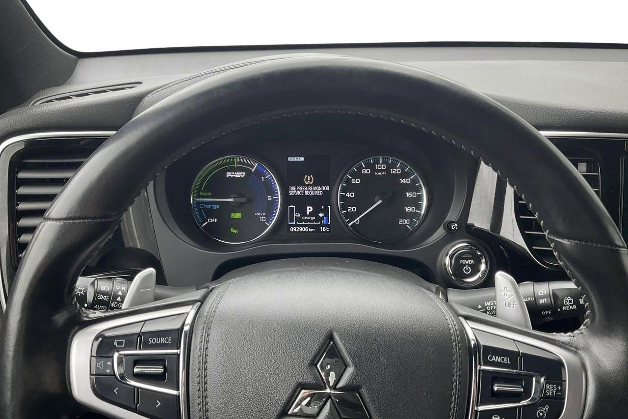 Mitsubishi Outlander 2.4 Plug-in Hybrid 4WD (136hk) - 92 900 km - Automatyczna - biały - 2020