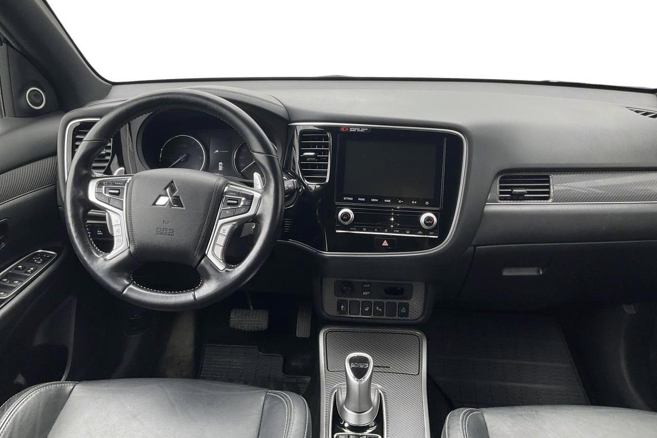 Mitsubishi Outlander 2.4 Plug-in Hybrid 4WD (136hk) - 92 900 km - Automatyczna - biały - 2020