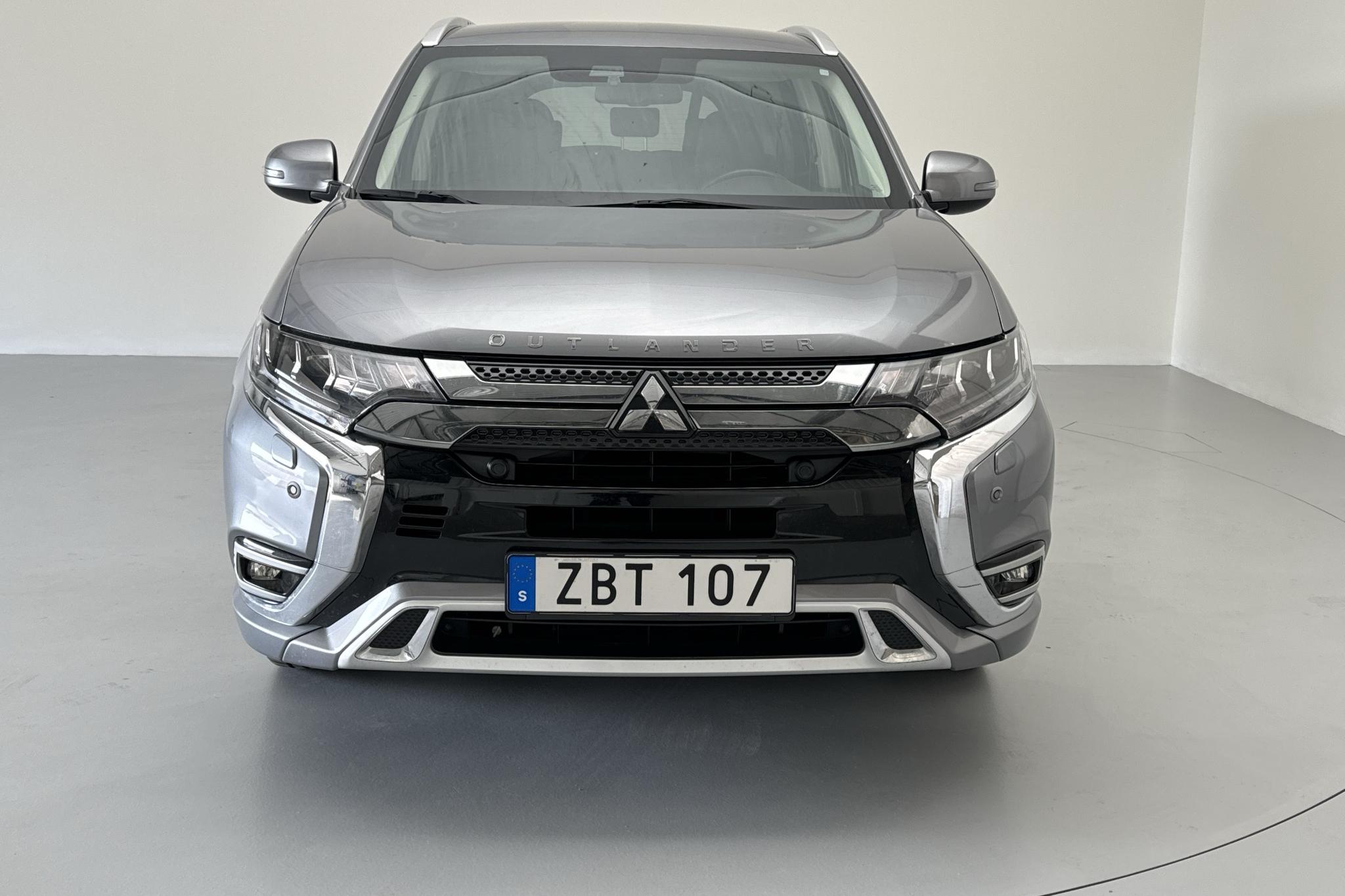 Mitsubishi Outlander 2.4 Plug-in Hybrid 4WD (136hk) - 5 676 mil - Automat - grå - 2020