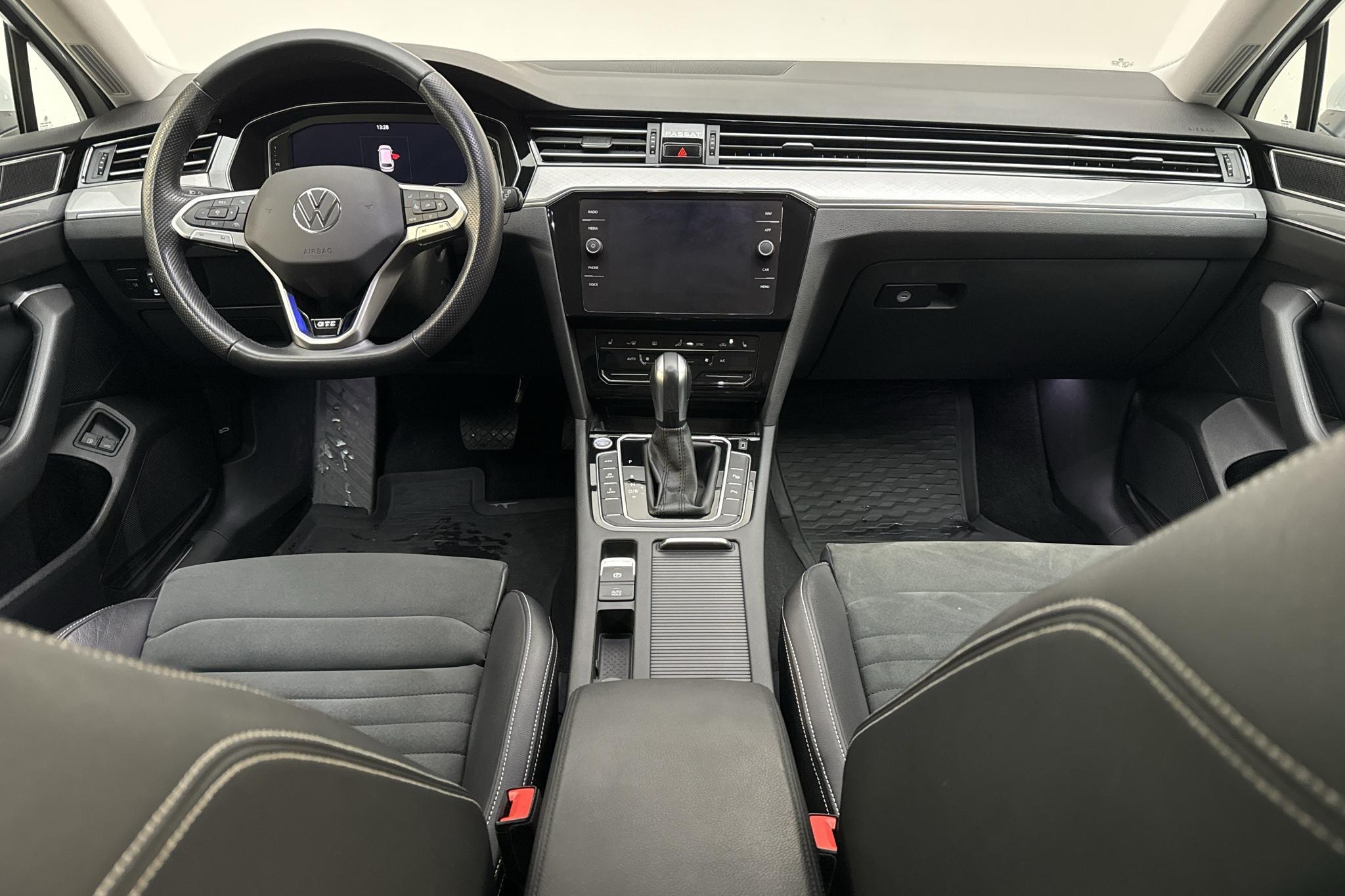 VW Passat 1.4 GTE Sportscombi (218hk) - 4 354 mil - Automat - vit - 2021
