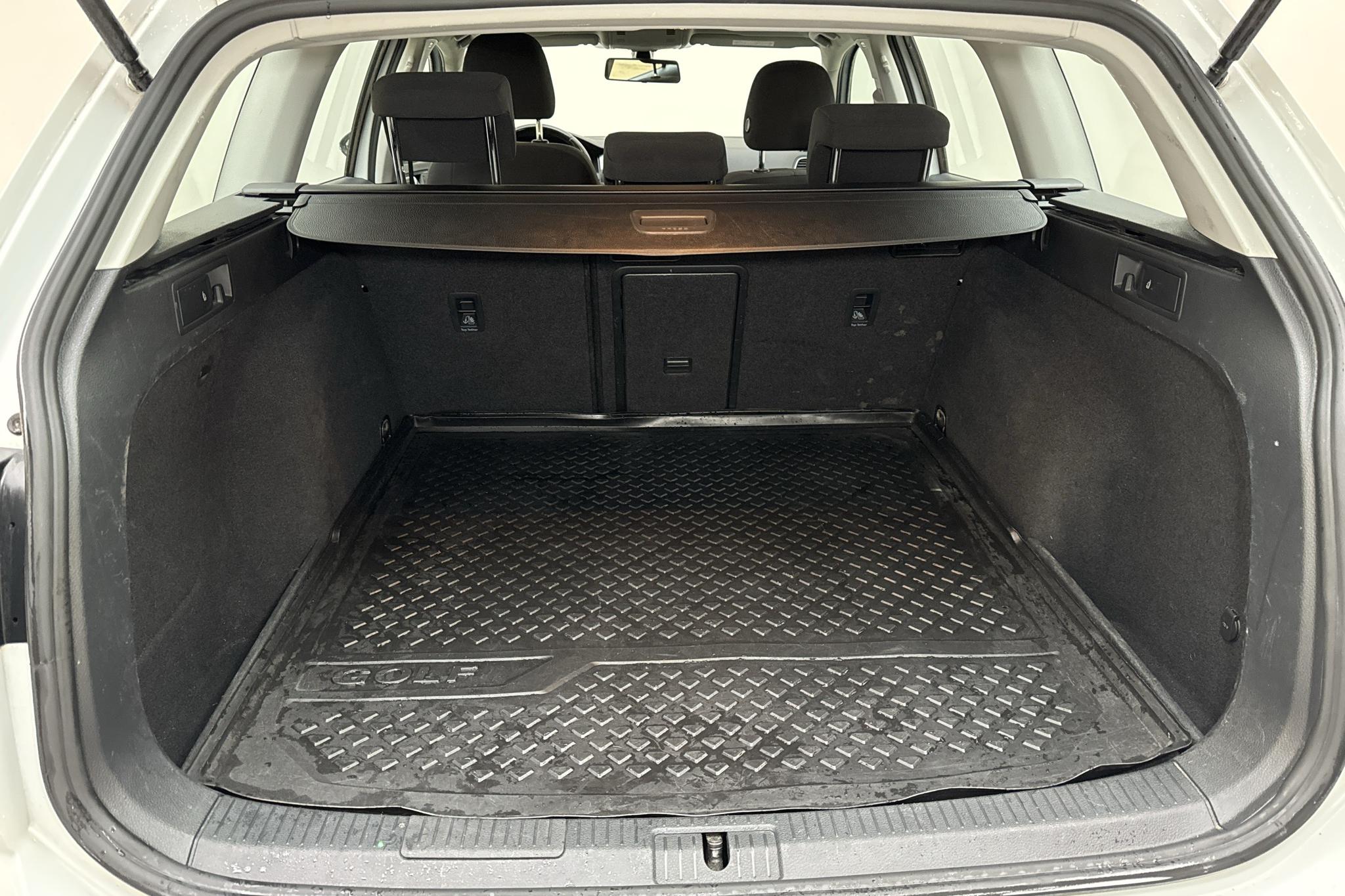 VW Golf VII 1.6 TDI Sportscombi (115hk) - 127 230 km - Automatyczna - biały - 2017