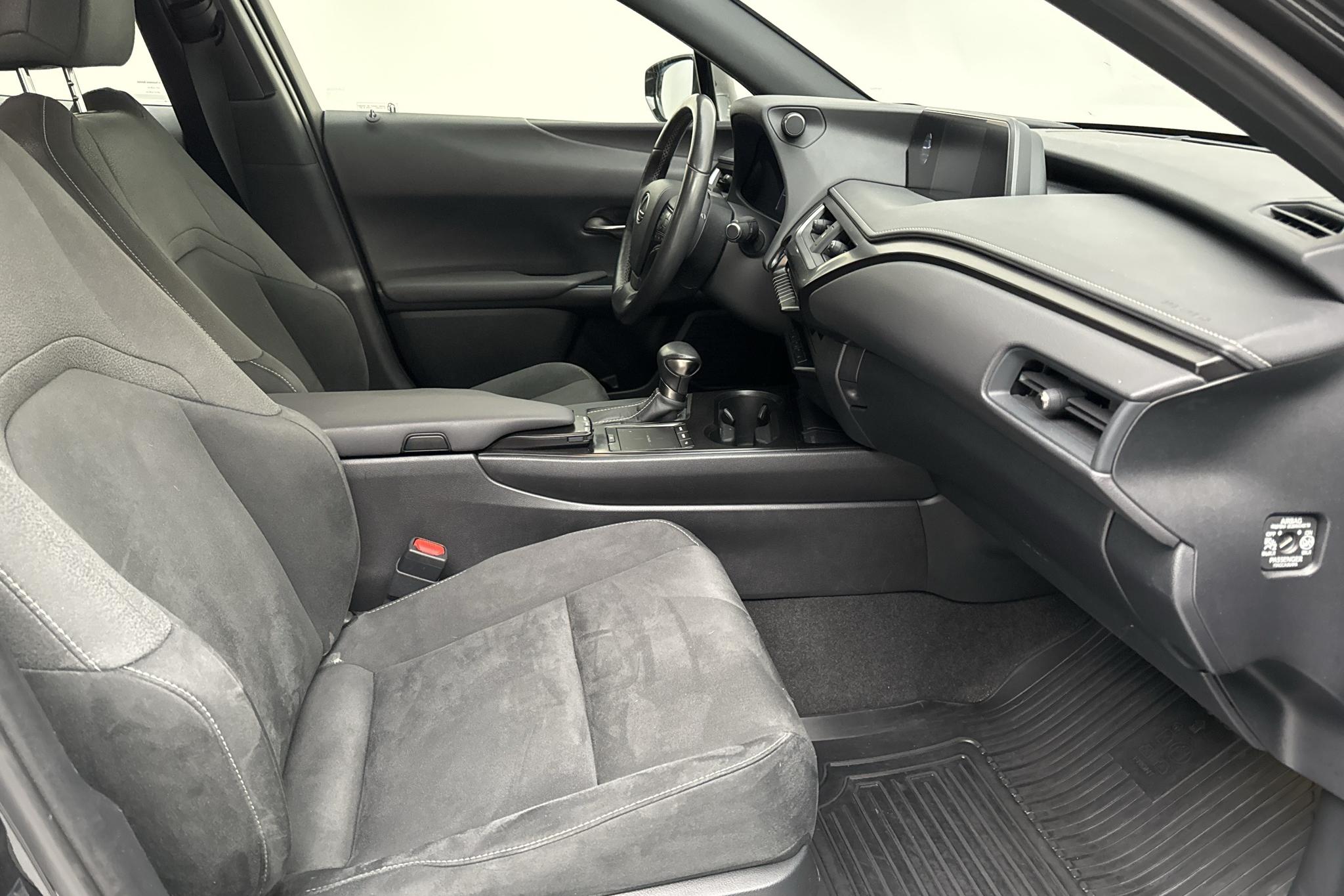 Lexus UX 250h AWD (178hk) - 7 411 mil - Automat - svart - 2020