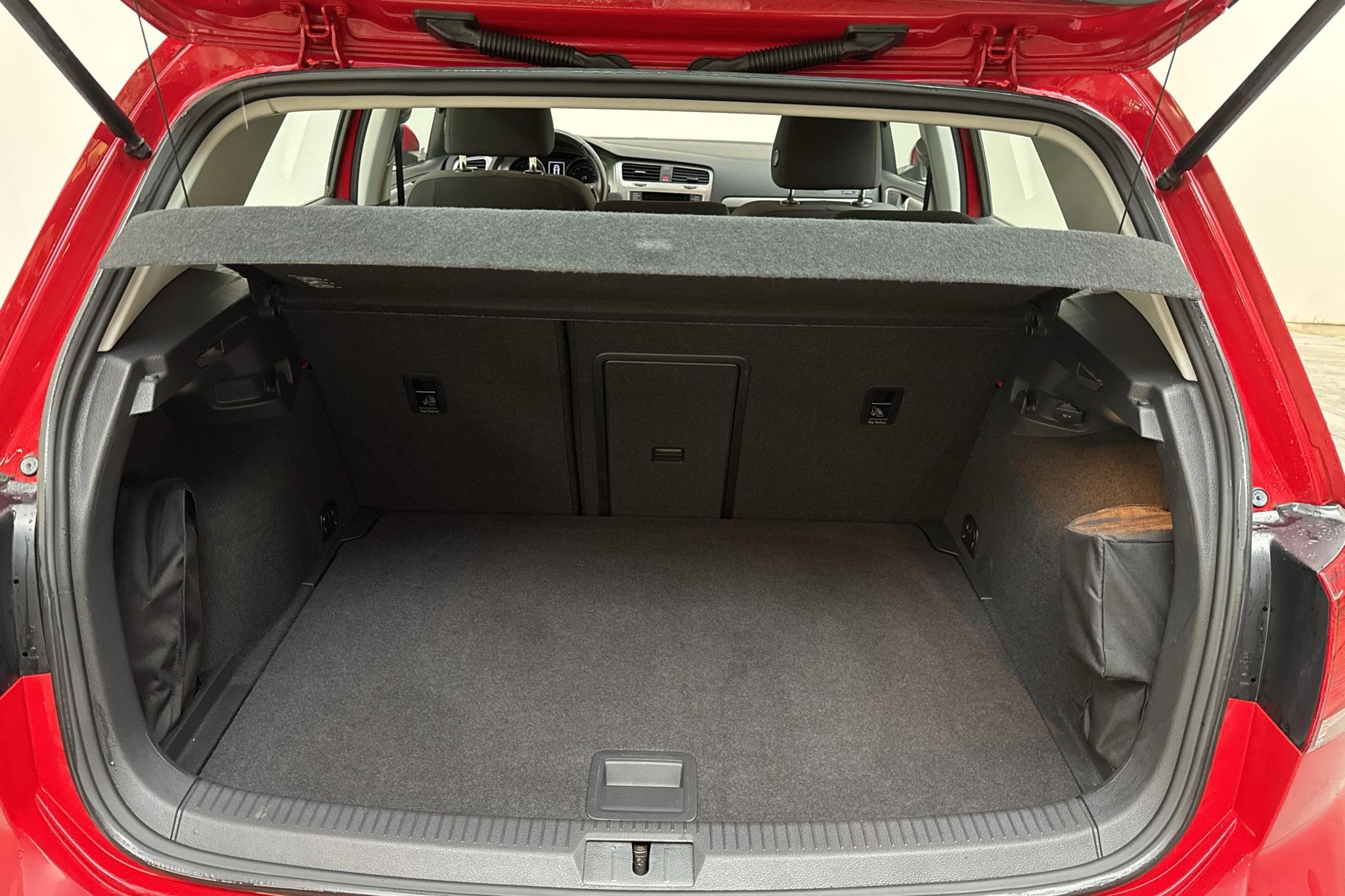 VW Golf VII 1.4 TGI 5dr (110hk) - 4 201 mil - Manuell - röd - 2015