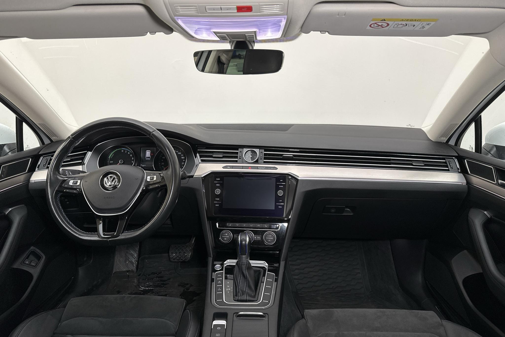 VW Passat 1.4 Plug-in-Hybrid Sportscombi (218hk) - 147 470 km - Automatyczna - biały - 2018