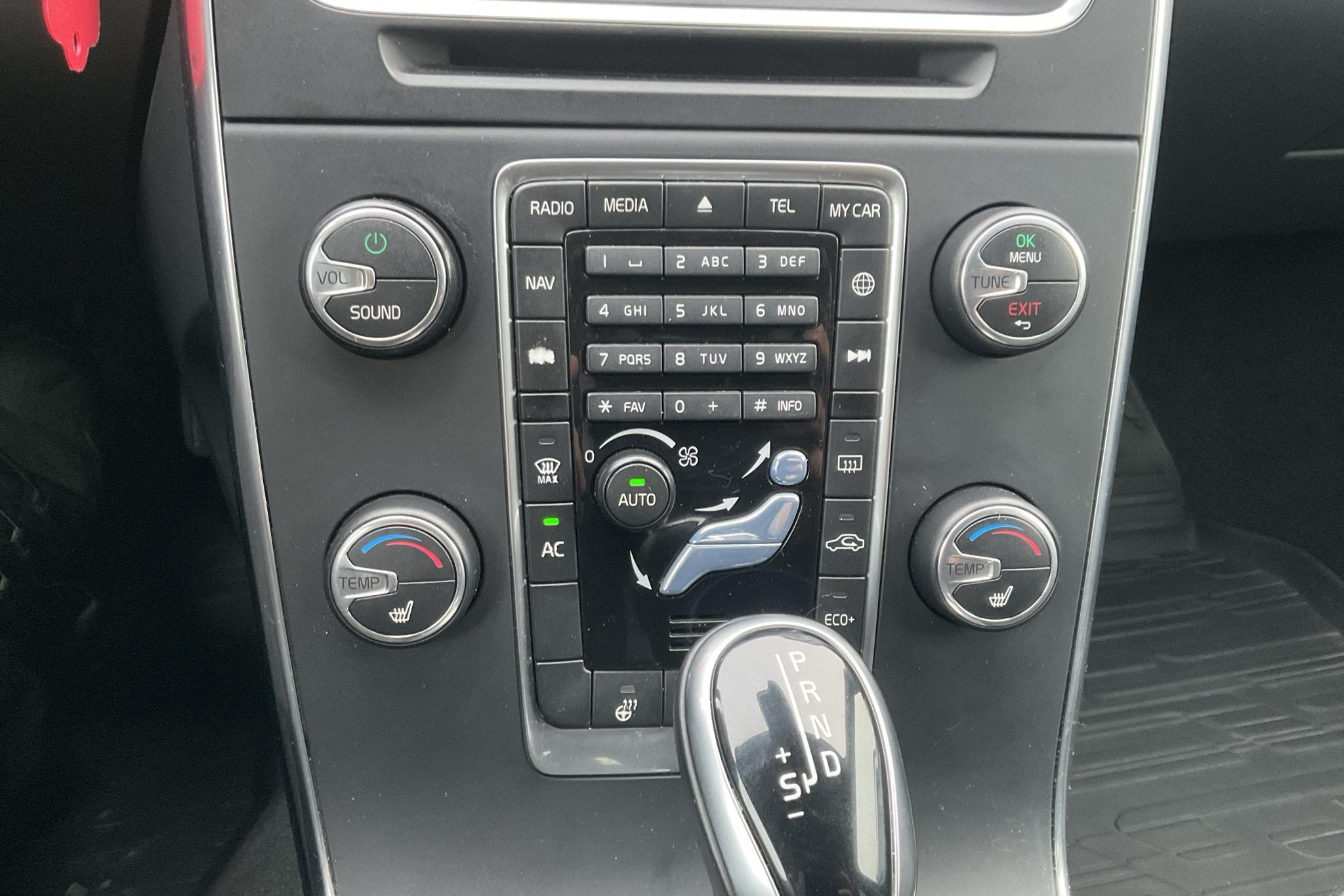 Volvo V60 T3 (152hk) - 5 453 mil - Automat - silver - 2018